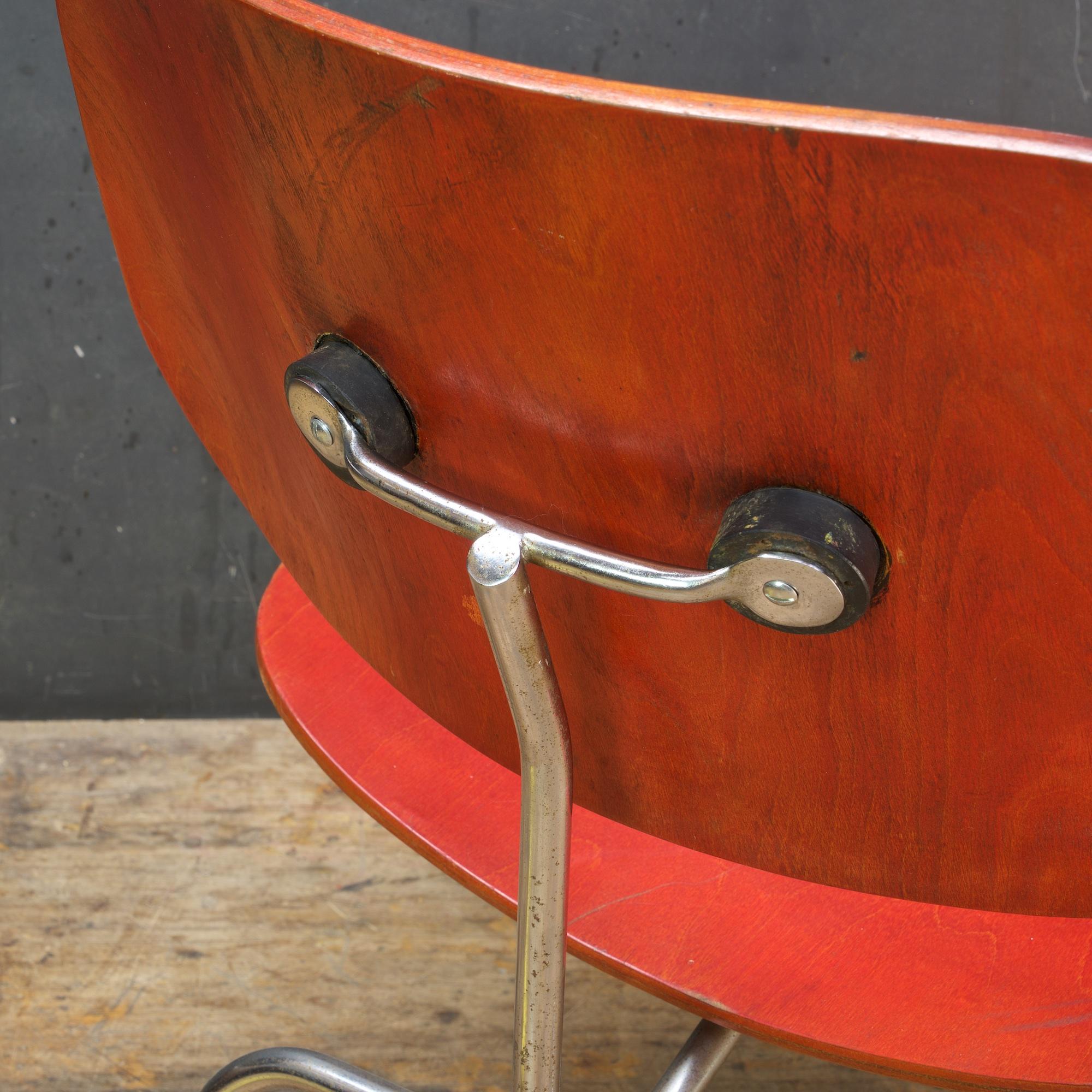 1950 Rotes Analinesperrholz Eames Lounge Chair Herman Miller LCM hinzugefügt JFK Bolts im Angebot 1