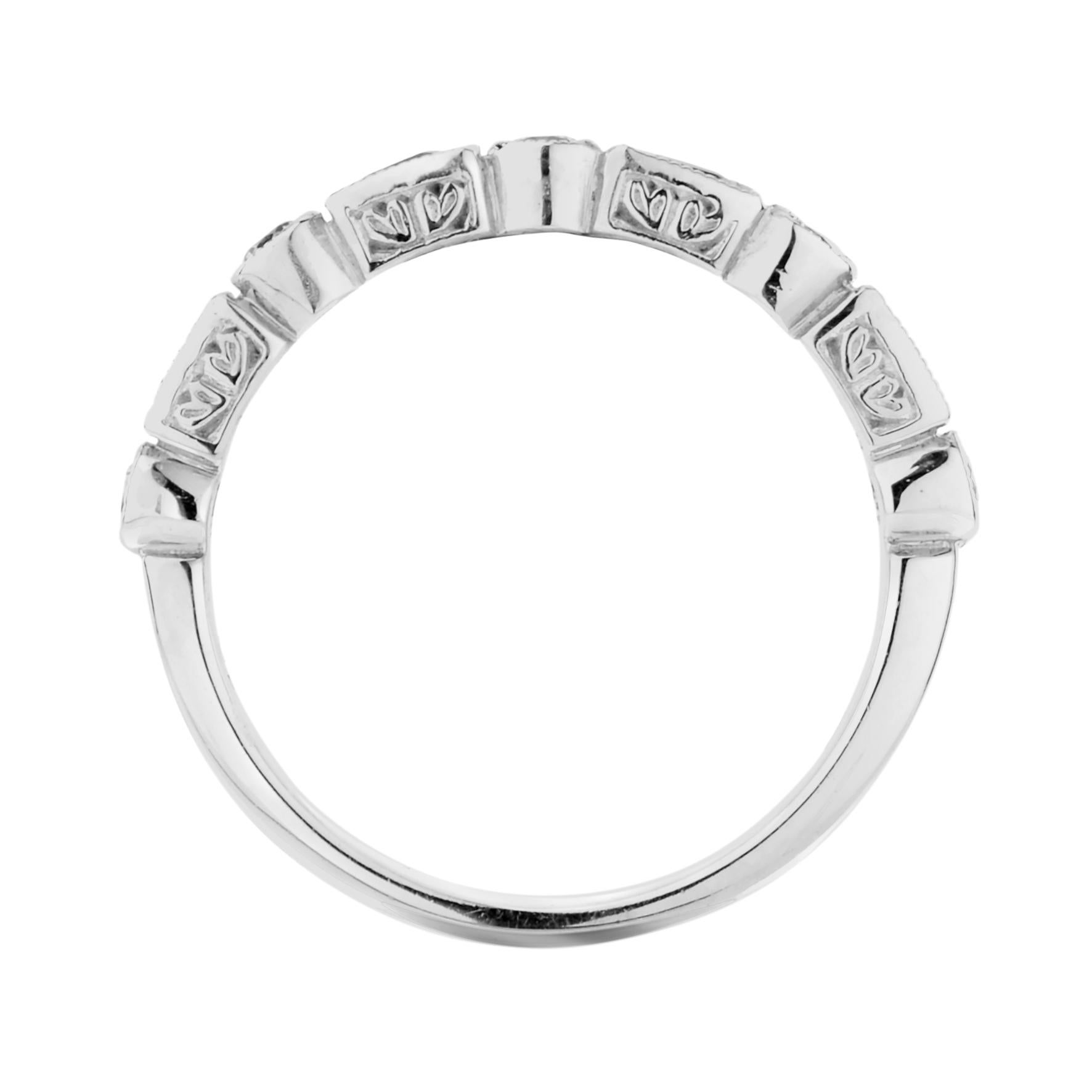 Im Angebot: Halb-Eternity-Ring aus Gold mit abwechselnd blauem Baguette-Saphir und rundem Diamant () 5