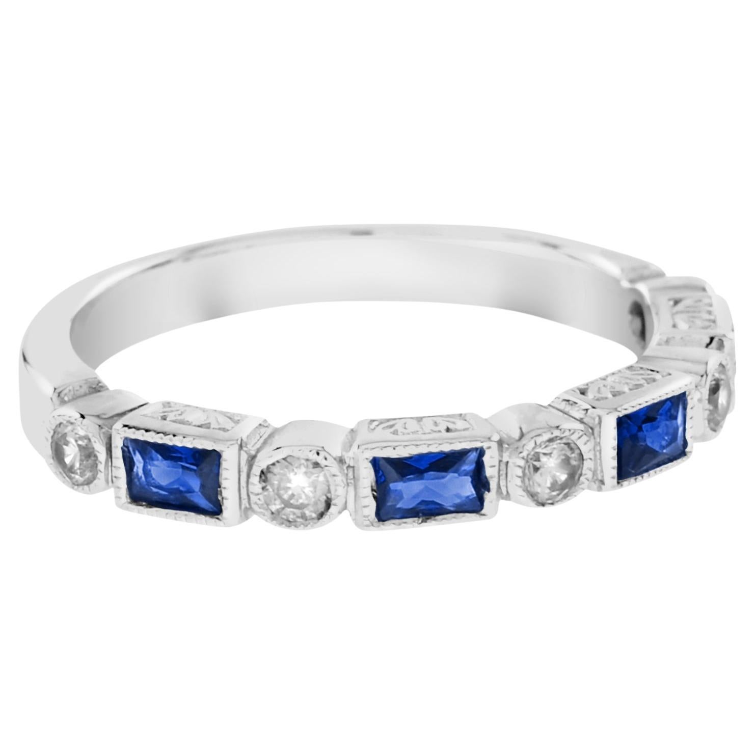 Im Angebot: Halb-Eternity-Ring aus Gold mit abwechselnd blauem Baguette-Saphir und rundem Diamant ()