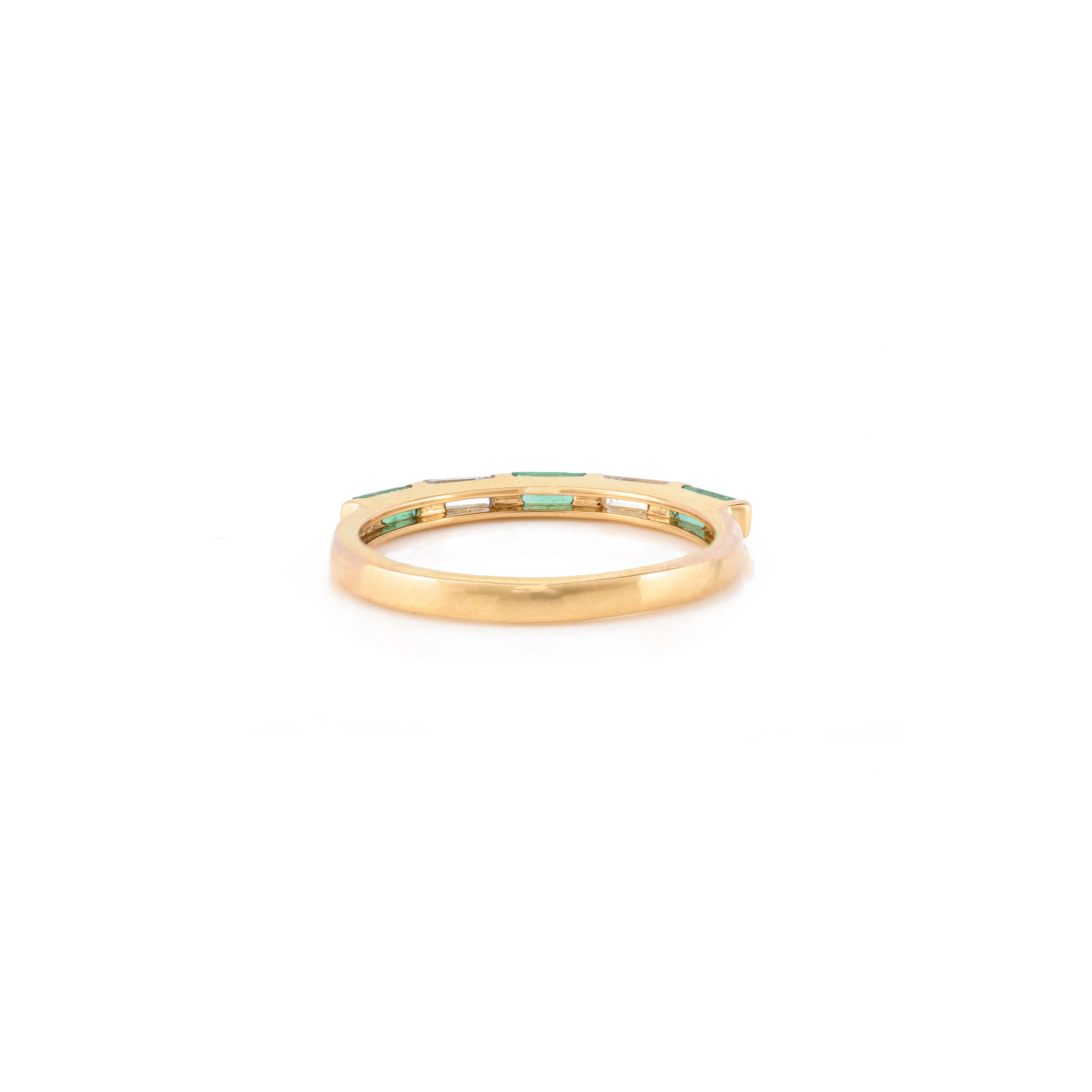Im Angebot: Alternativer Baguette Smaragd Diamant Stapelbarer Ring in 18k Gelbgold () 6