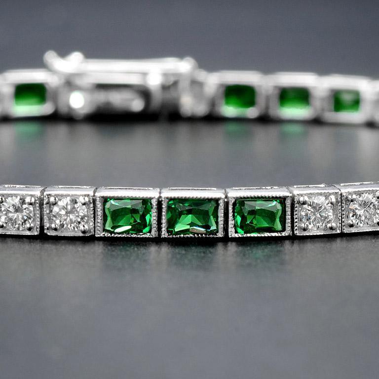 Art déco Alternate Square Shape Green Emerald & Diamond White Gold Tennis Line Bracelet en vente