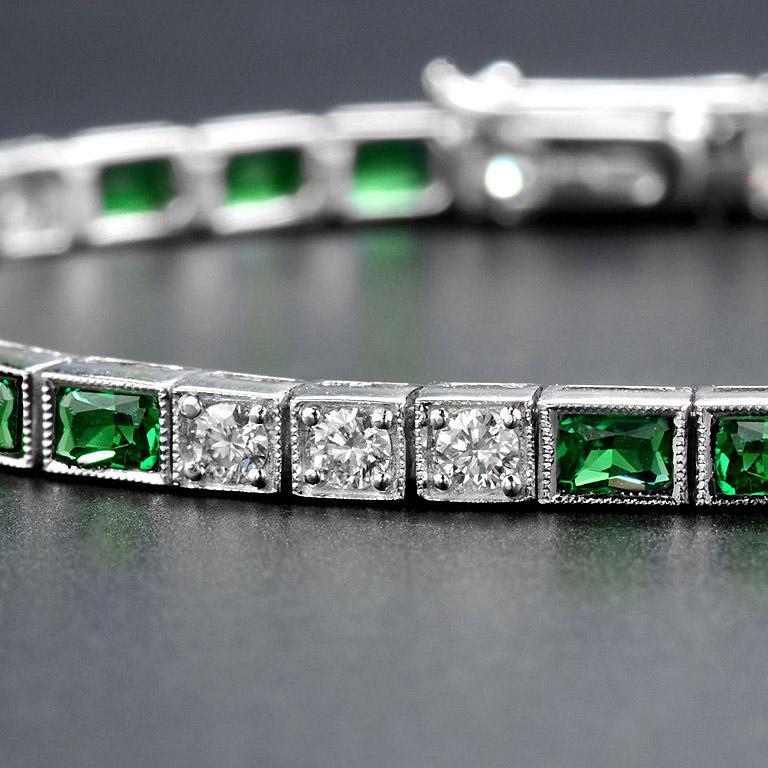 Taille carrée Alternate Square Shape Green Emerald & Diamond White Gold Tennis Line Bracelet en vente