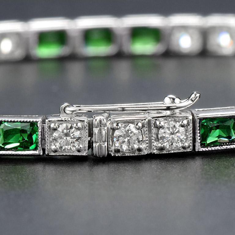 Alternate Square Shape Green Emerald & Diamond White Gold Tennis Line Bracelet Neuf - En vente à Oakton, VA