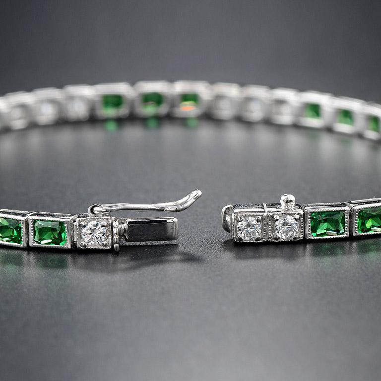 Alternate Square Shape Green Emerald & Diamond White Gold Tennis Line Bracelet Pour femmes en vente