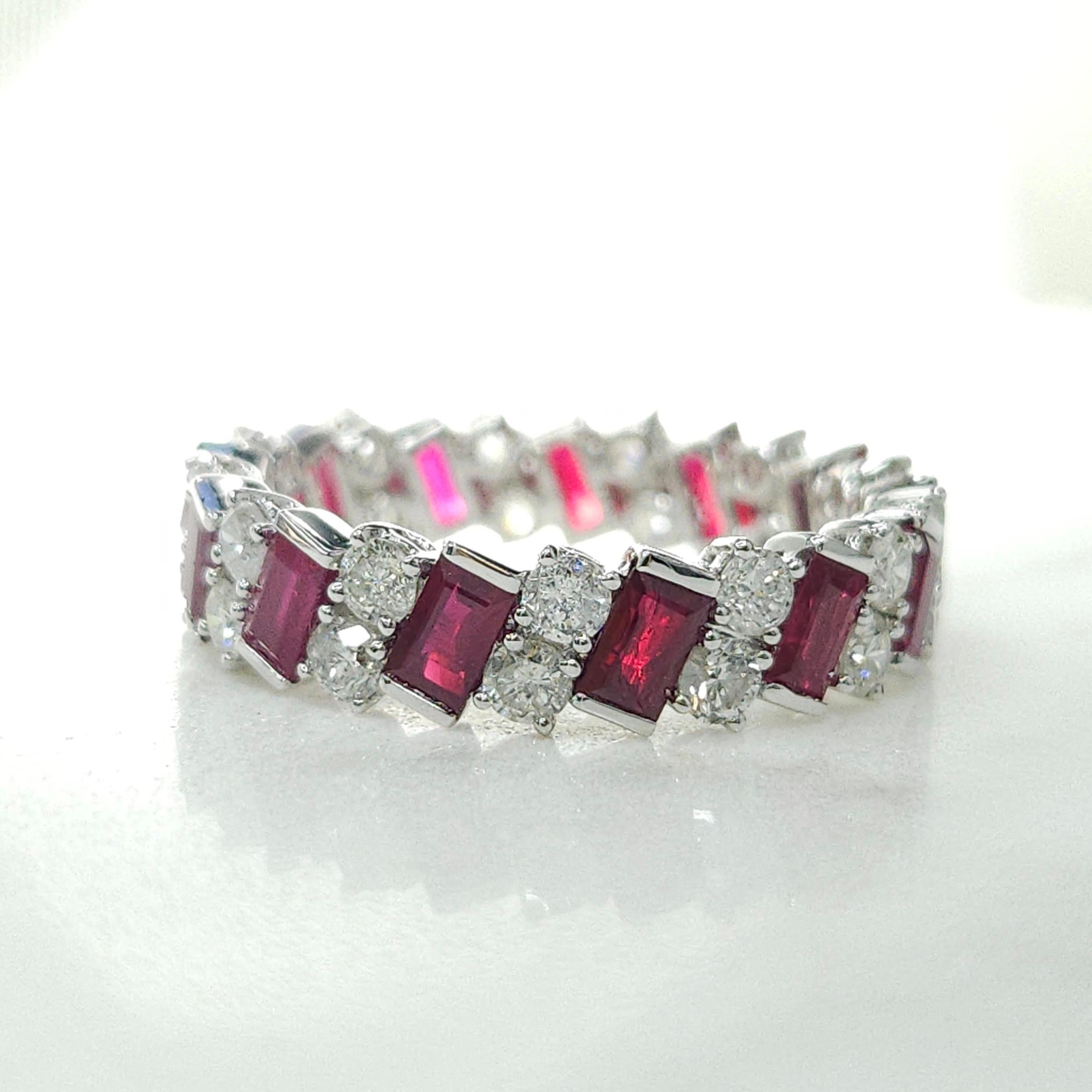 Lassen Sie sich von diesem exquisiten Ewigkeitsring mit abwechselnden Baguette-Rubinen und weißen Diamanten verzaubern, der meisterhaft aus massivem 18-karätigem Weißgold gefertigt ist.

Dieses atemberaubende Ewigkeitsarmband ist ein wahres Zeugnis