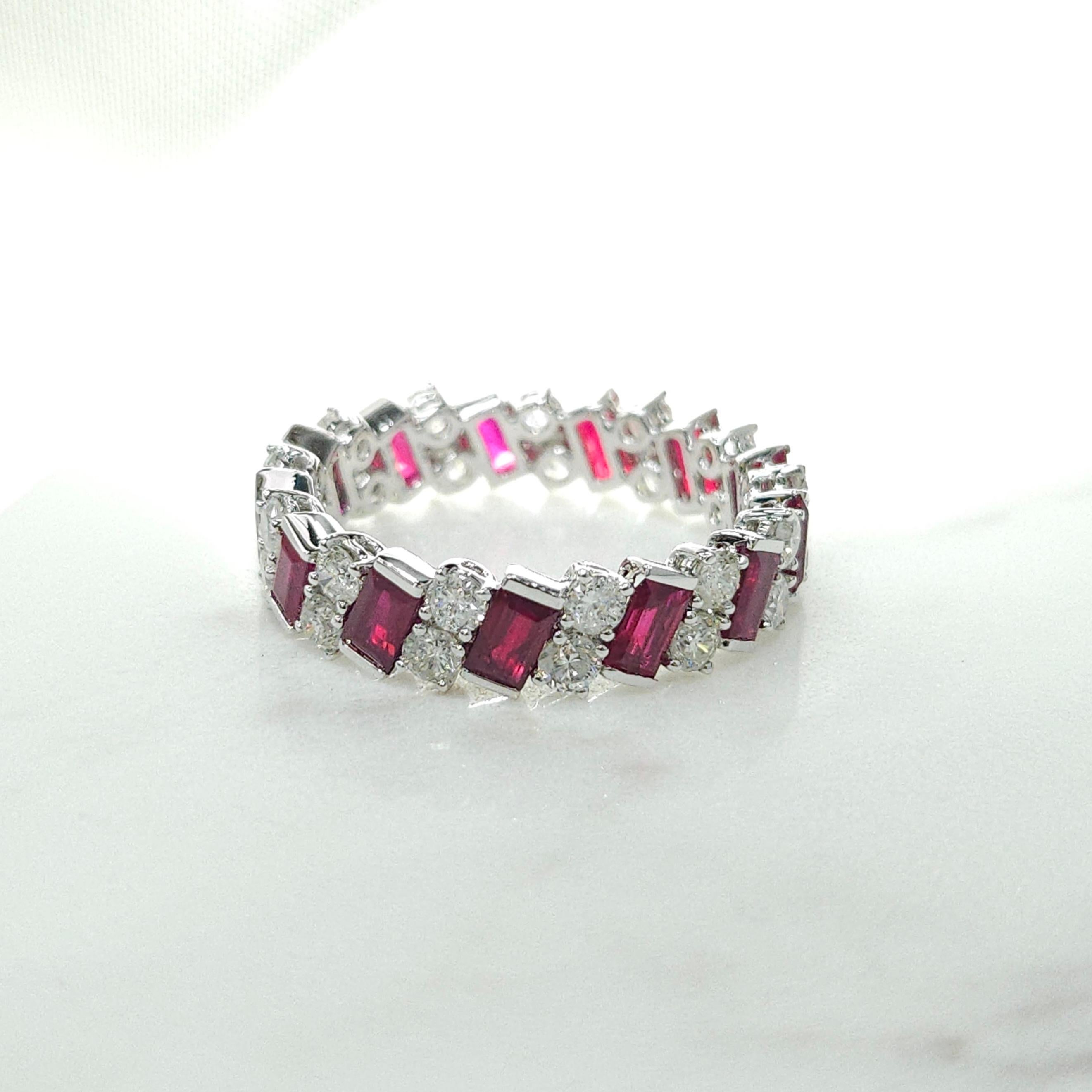 Abwechselnd 2,38 Karat  Ewigkeitsring mit Rubin und Diamant aus 18 Karat Weißgold (Moderne) im Angebot