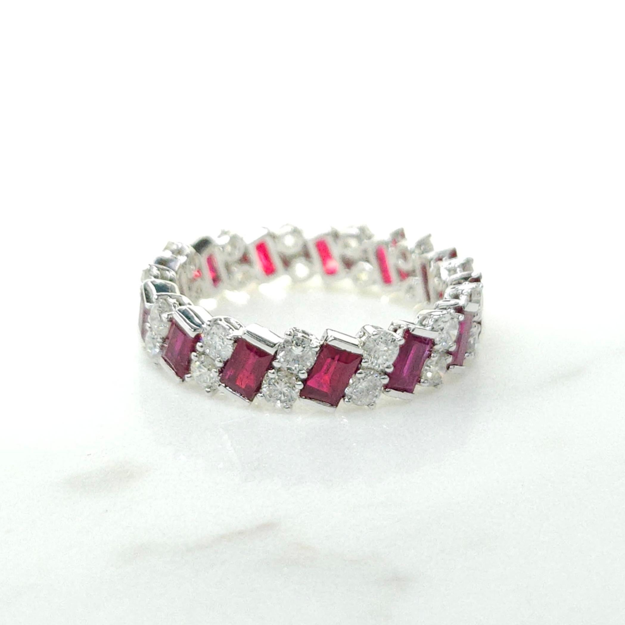 Abwechselnd 2,38 Karat  Ewigkeitsring mit Rubin und Diamant aus 18 Karat Weißgold (Baguetteschliff) im Angebot