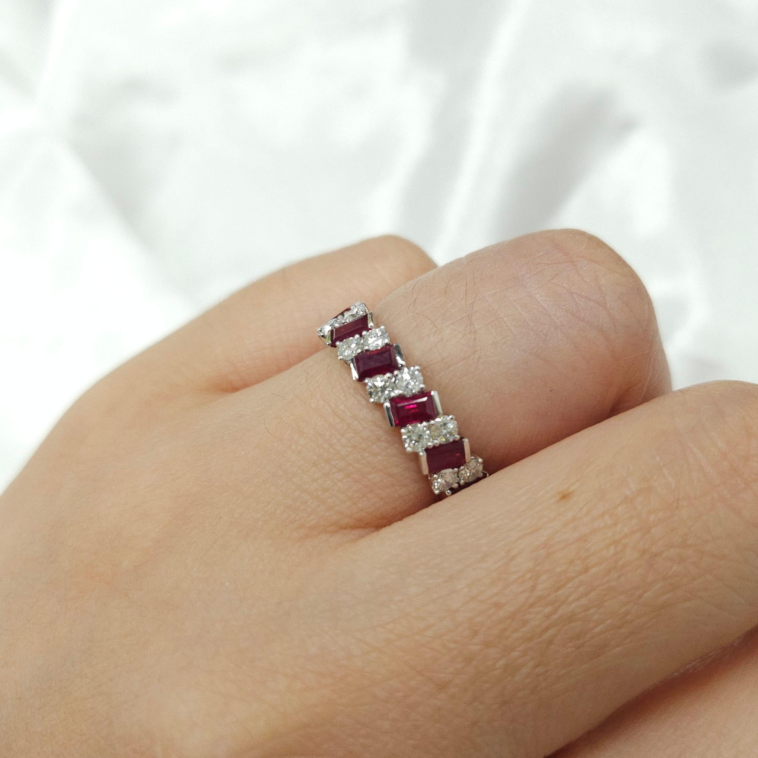 Abwechselnd 2,38 Karat  Ewigkeitsring mit Rubin und Diamant aus 18 Karat Weißgold im Zustand „Neu“ im Angebot in KOWLOON, HK