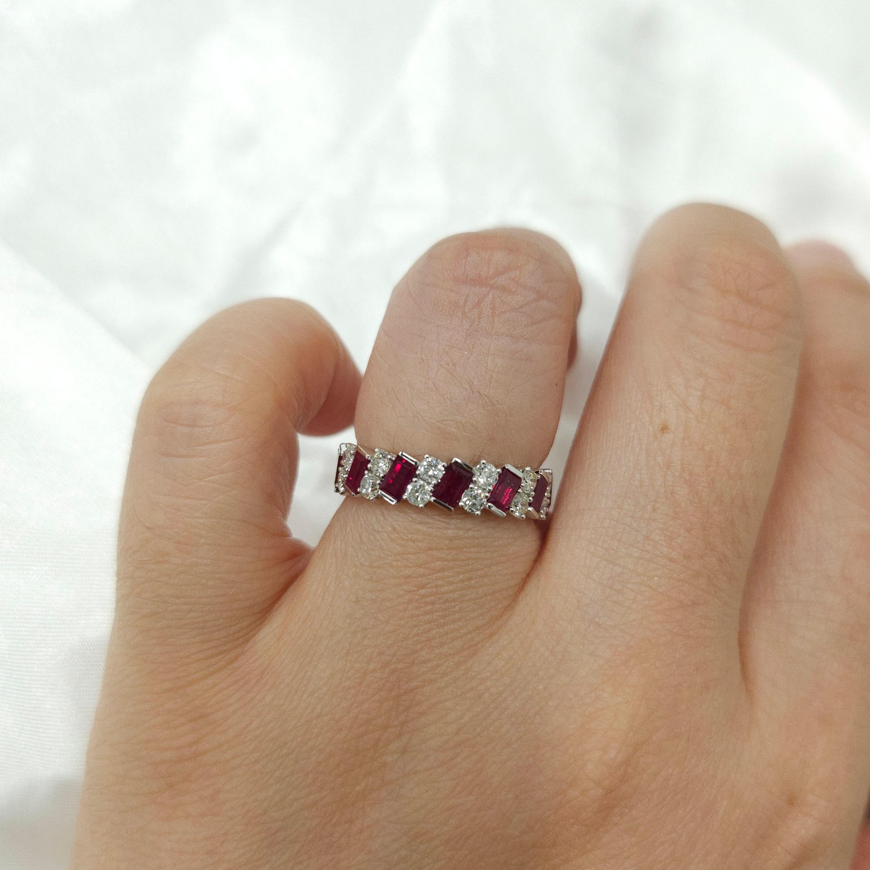 Abwechselnd 2,38 Karat  Ewigkeitsring mit Rubin und Diamant aus 18 Karat Weißgold Damen im Angebot