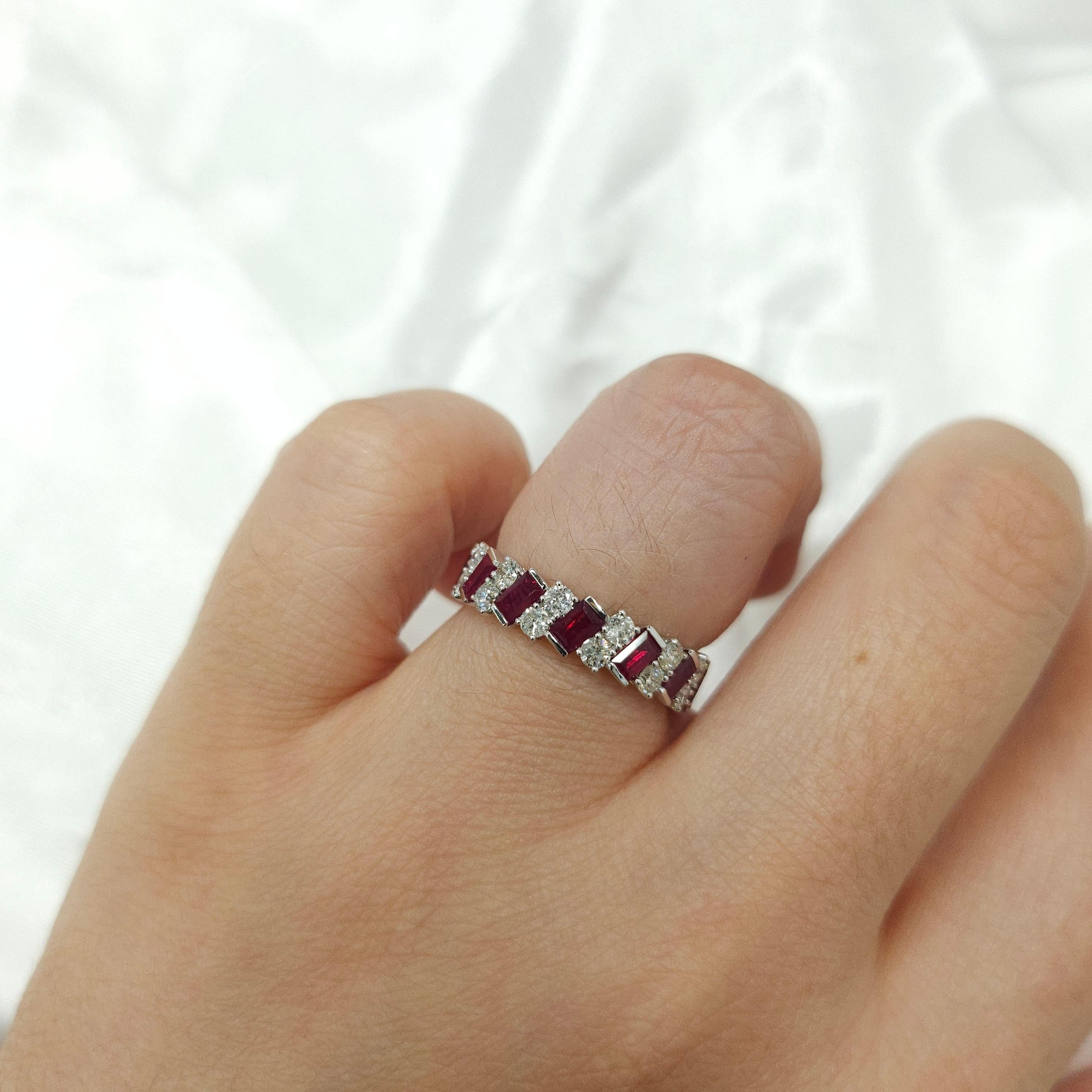Abwechselnd 2,38 Karat  Ewigkeitsring mit Rubin und Diamant aus 18 Karat Weißgold im Angebot 1