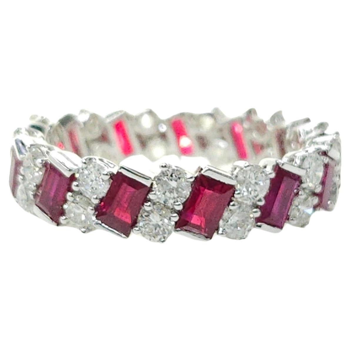 Alternando 2,38 Quilates  Anillo Eternidad Rubí y Diamante en Oro Blanco de 18K