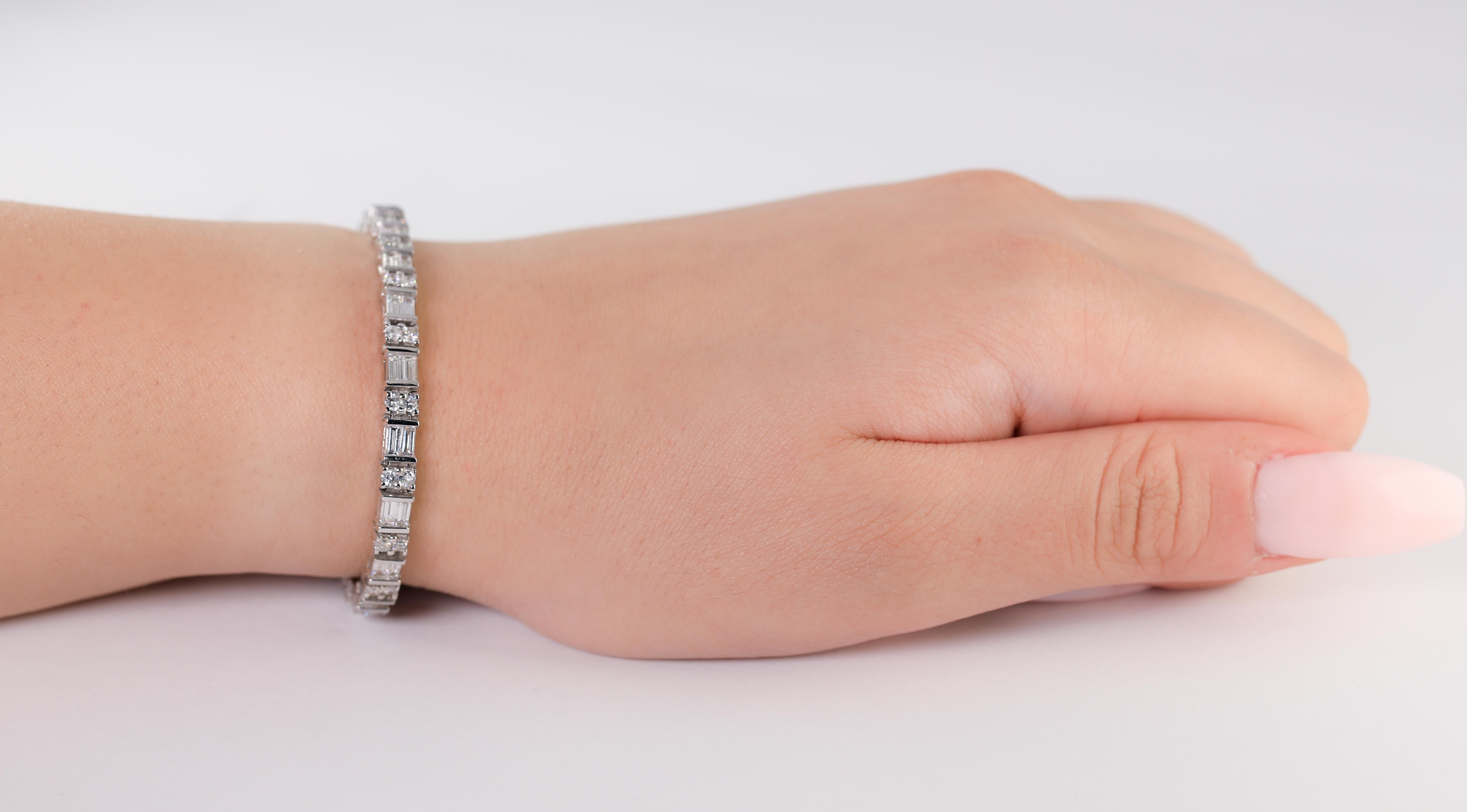 Pulsera de tenis con diamantes redondos y baguette alternados de 7,0 quilates
Impresionante tenis de diamantes baguette y redondos. Esta pulsera cumple el sueño de los compradores al crear un conjunto cuidadosamente diseñado. Si tienes un anillo de