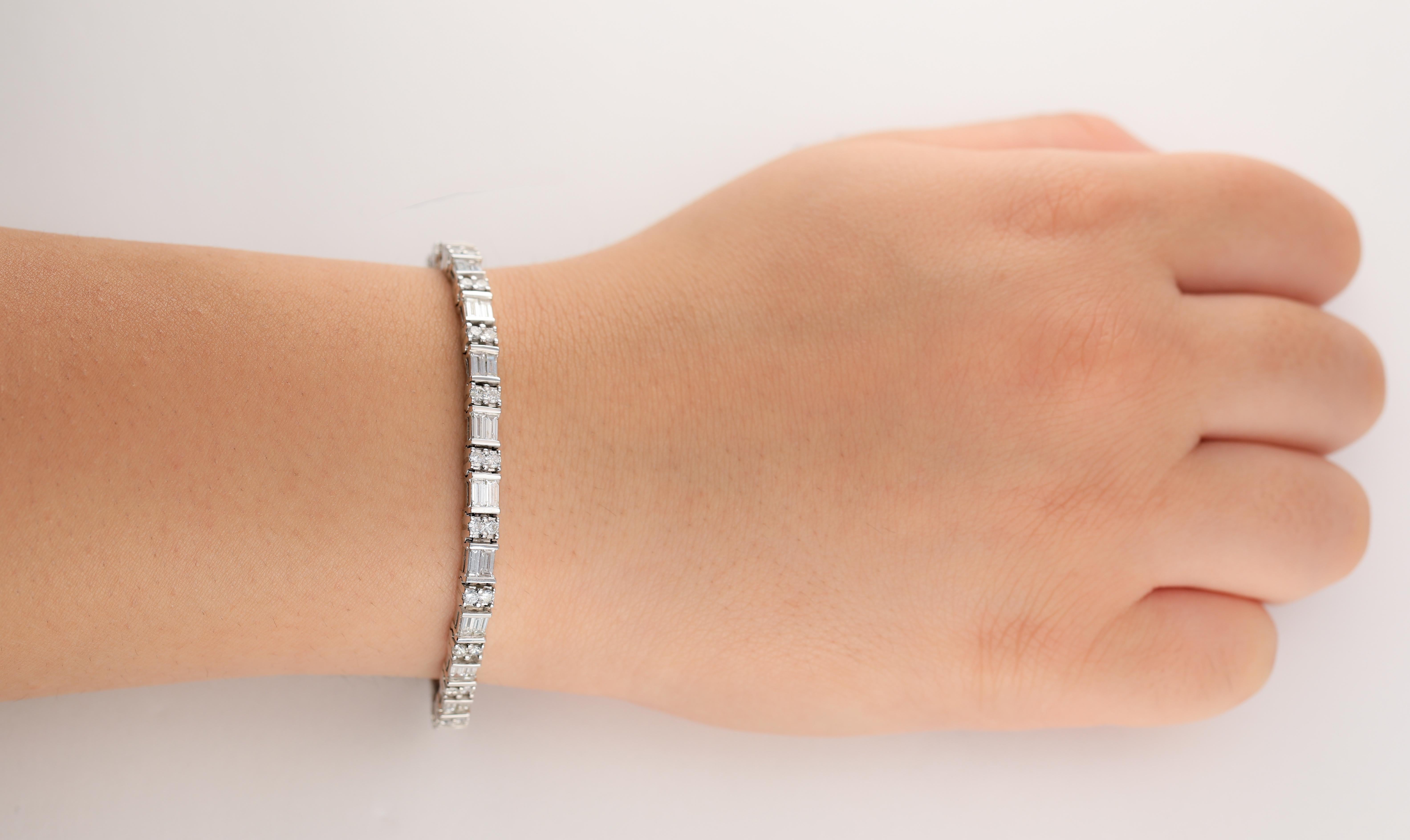 Pulsera de tenis con diamantes redondos y baguette alternados de 7,0 quilates Corte esmeralda en venta