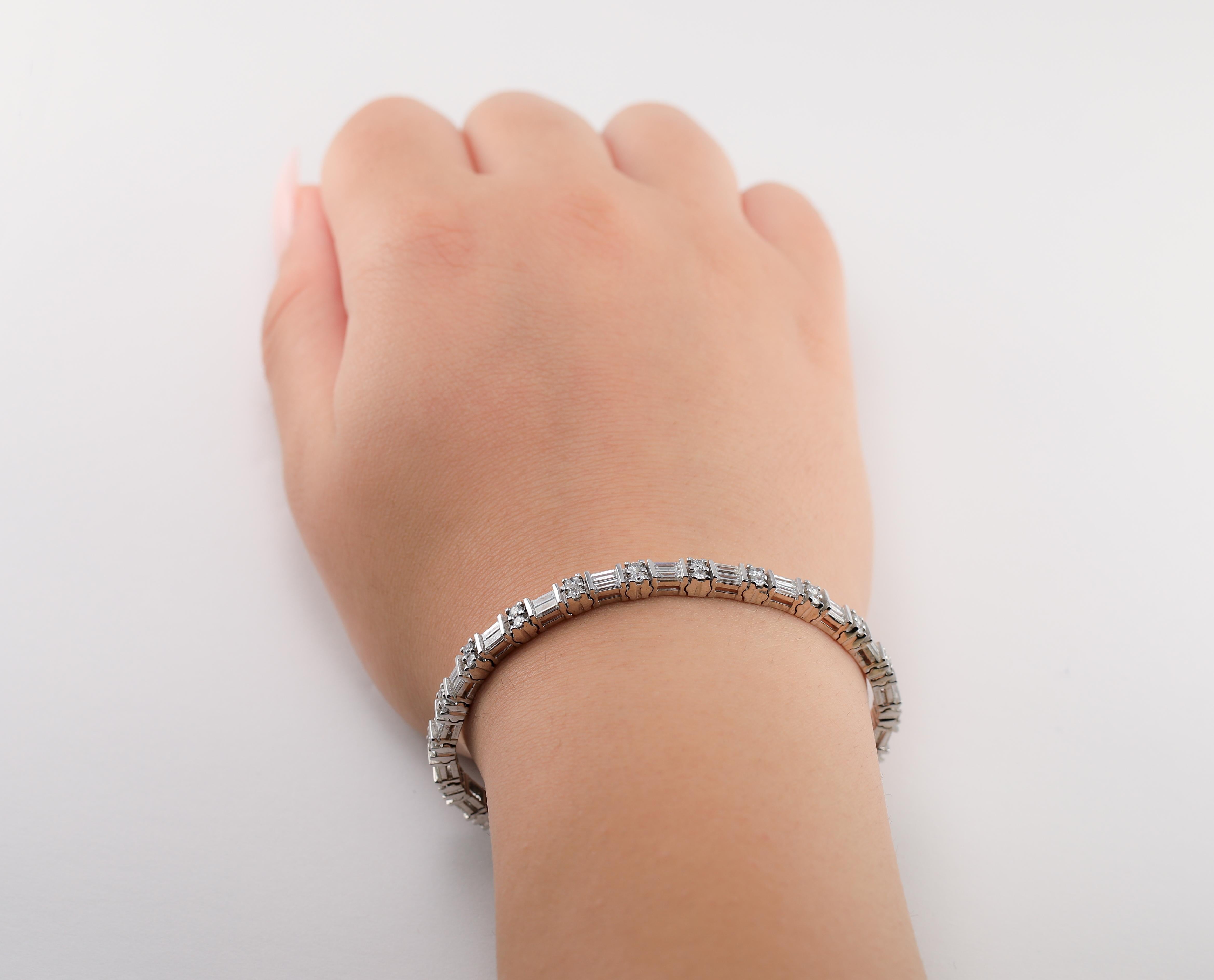 Pulsera de tenis con diamantes redondos y baguette alternados de 7,0 quilates en Nuevo estado para la venta en Great Neck, NY