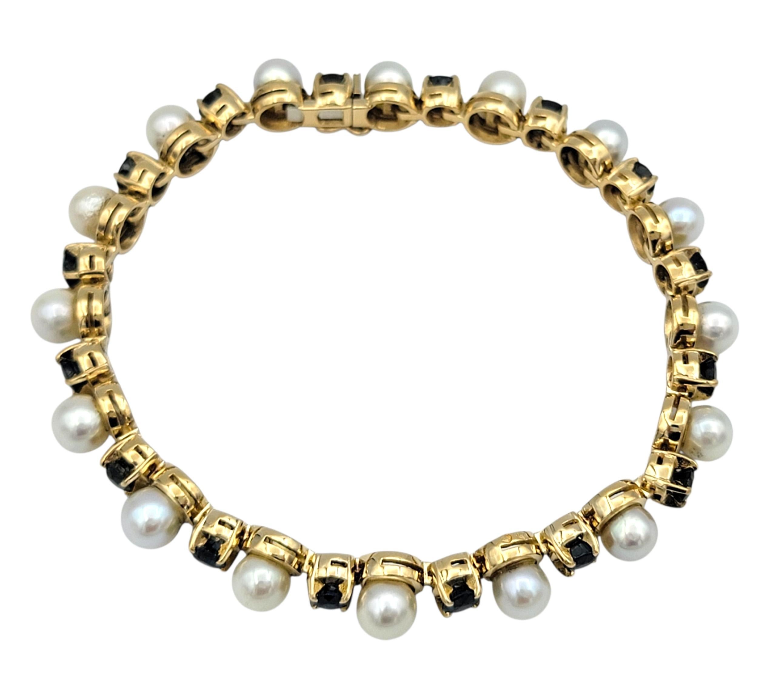 Contemporain Bracelet à maillons alternés de saphirs bleus et de perles de culture en or jaune 18 carats en vente