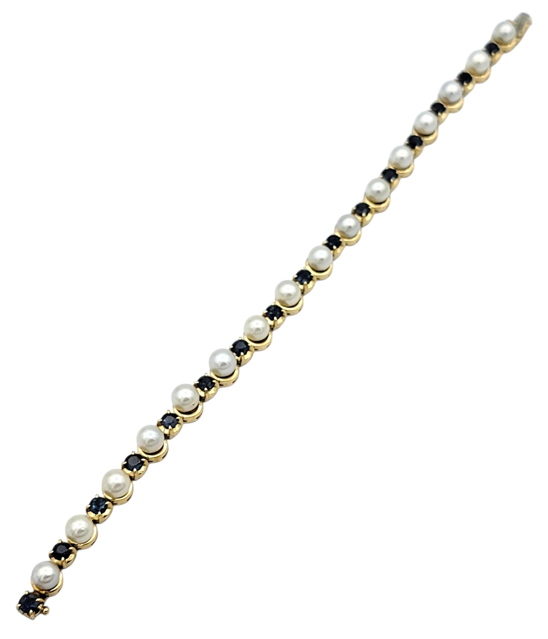 Taille ronde Bracelet à maillons alternés de saphirs bleus et de perles de culture en or jaune 18 carats en vente