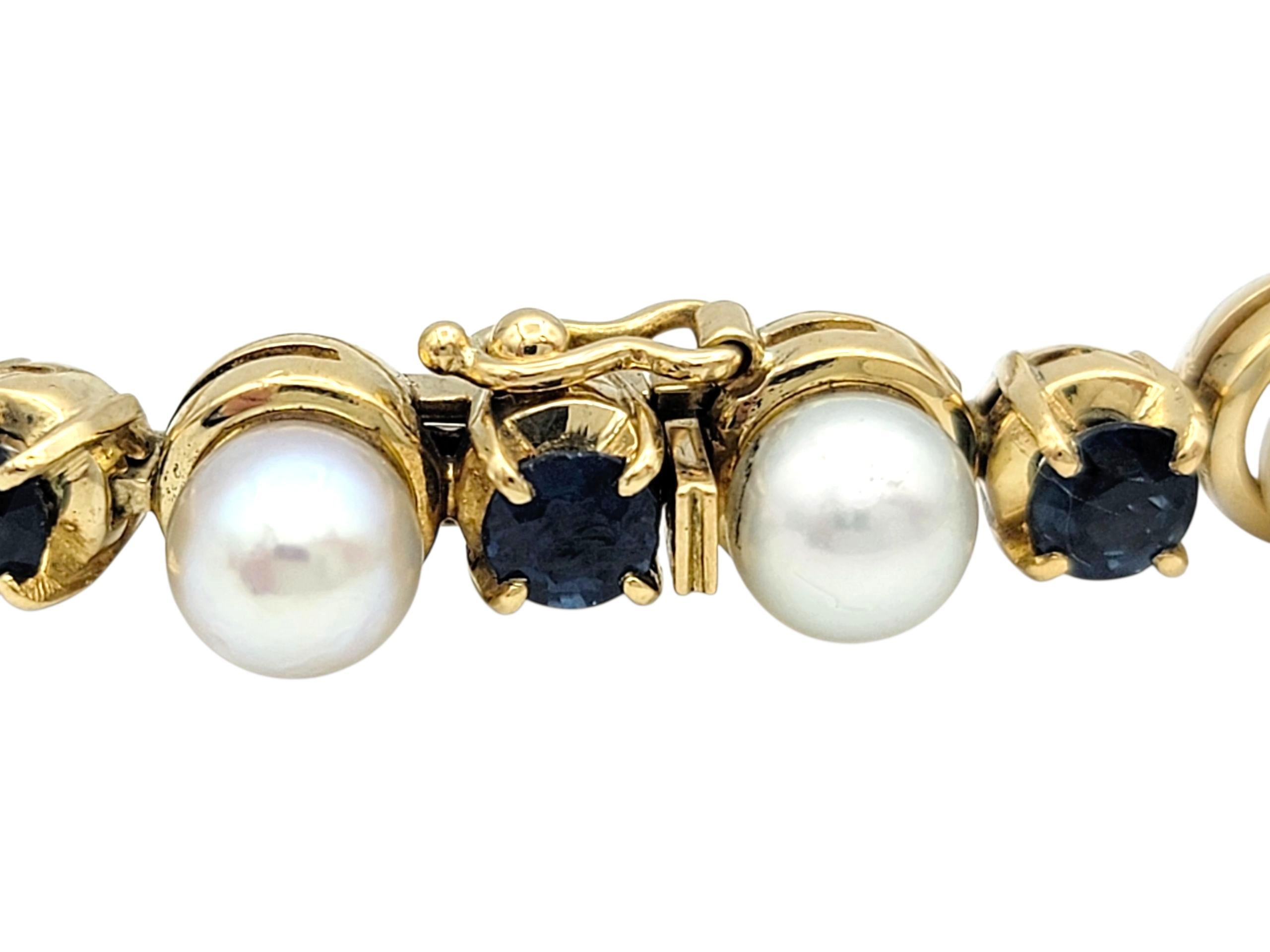 Bracelet à maillons alternés de saphirs bleus et de perles de culture en or jaune 18 carats Bon état - En vente à Scottsdale, AZ