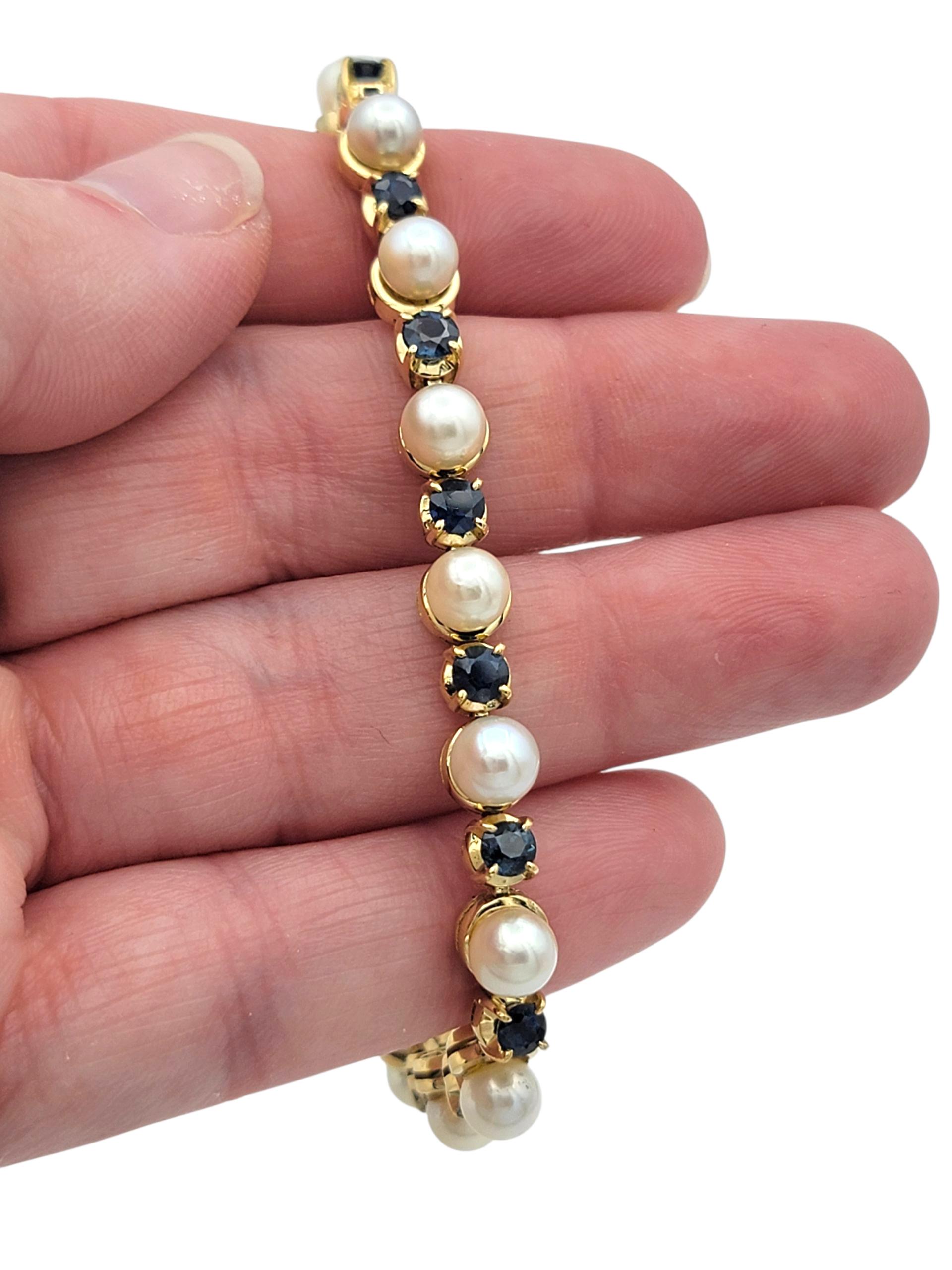 Bracelet à maillons alternés de saphirs bleus et de perles de culture en or jaune 18 carats en vente 2