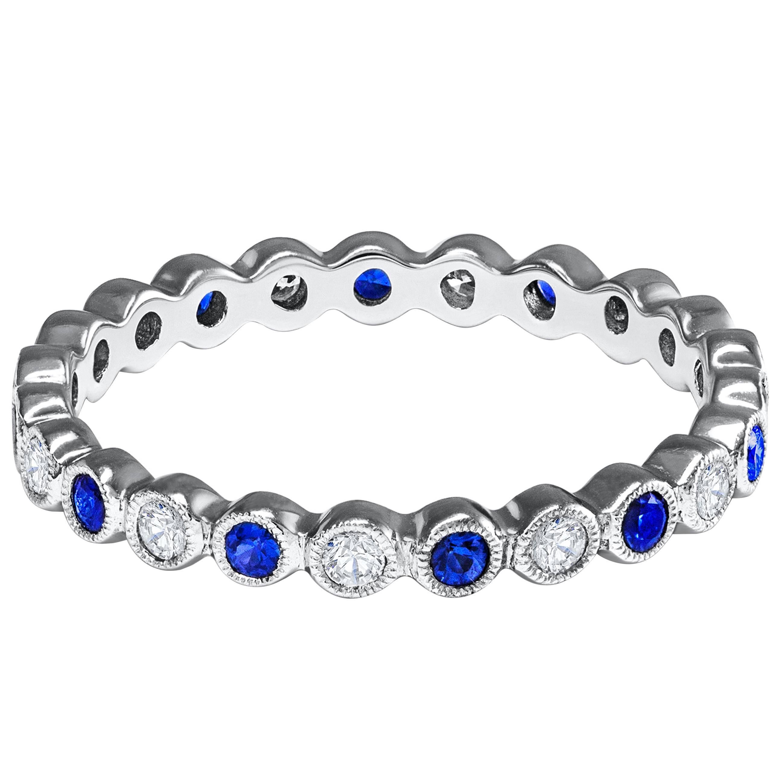 Alliance en or alternant saphir bleu et diamants en vente