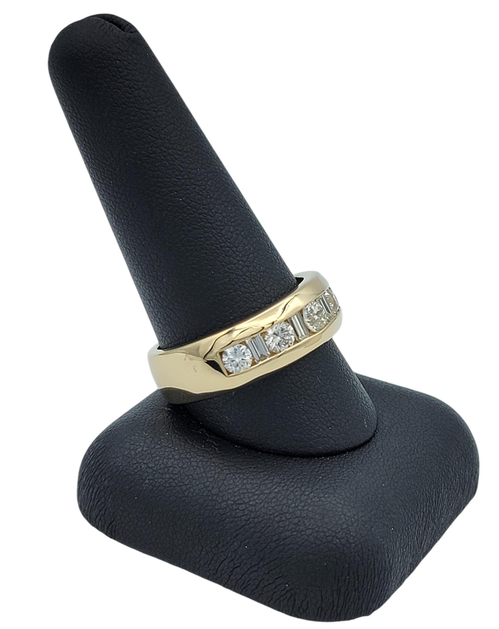 Anello a fascia con diamanti tondi e baguette incastonati a canali alternati in oro 14 carati in vendita 4
