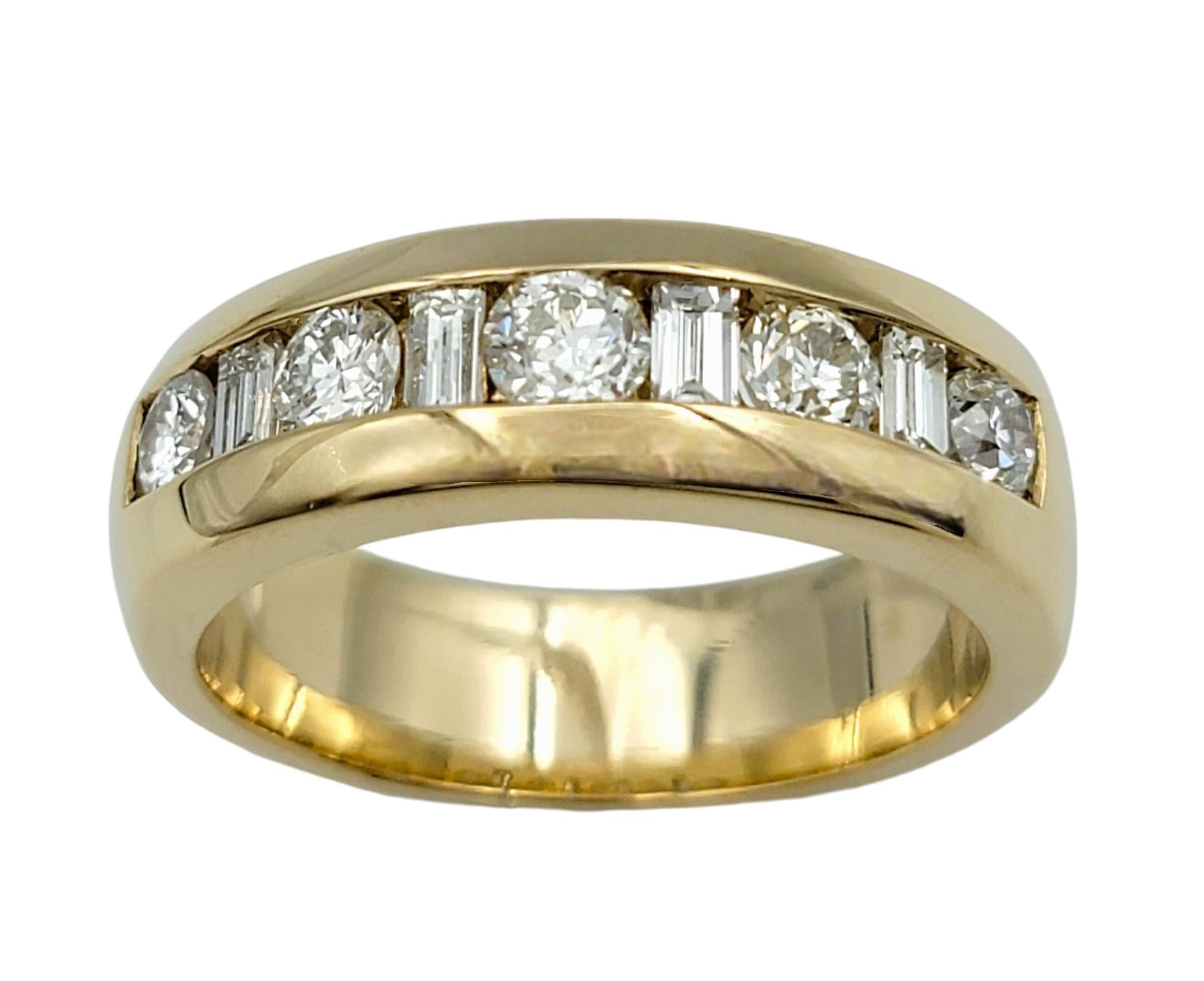 Misura dell'anello: 11

La raffinatezza incontra l'eleganza senza tempo in questo splendido anello in oro giallo 14 carati, con 1,40 carati di diamanti abbaglianti. Sapientemente incastonato, il design alterna diamanti tondi brillanti a eleganti