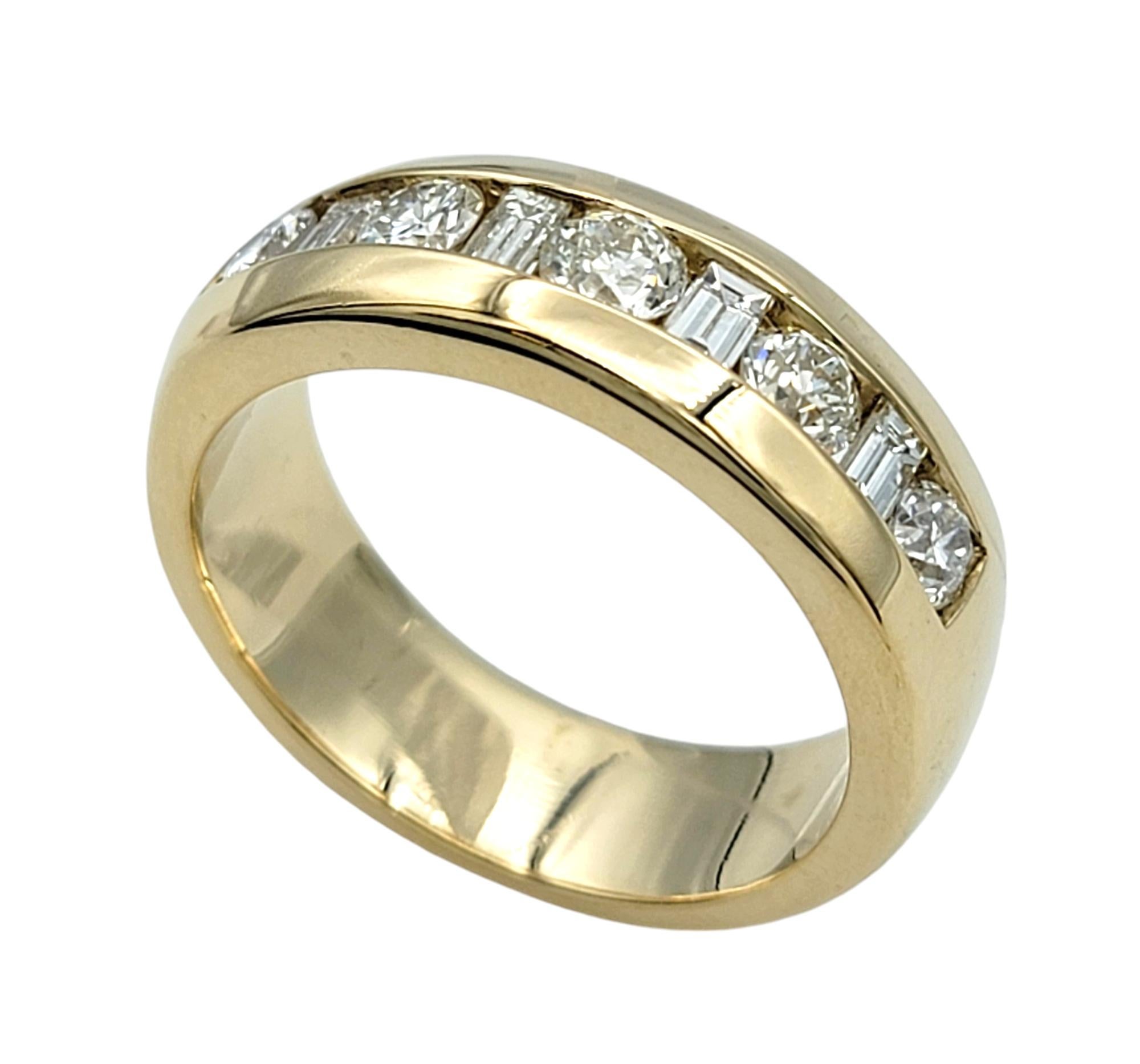 Contemporaneo Anello a fascia con diamanti tondi e baguette incastonati a canali alternati in oro 14 carati in vendita