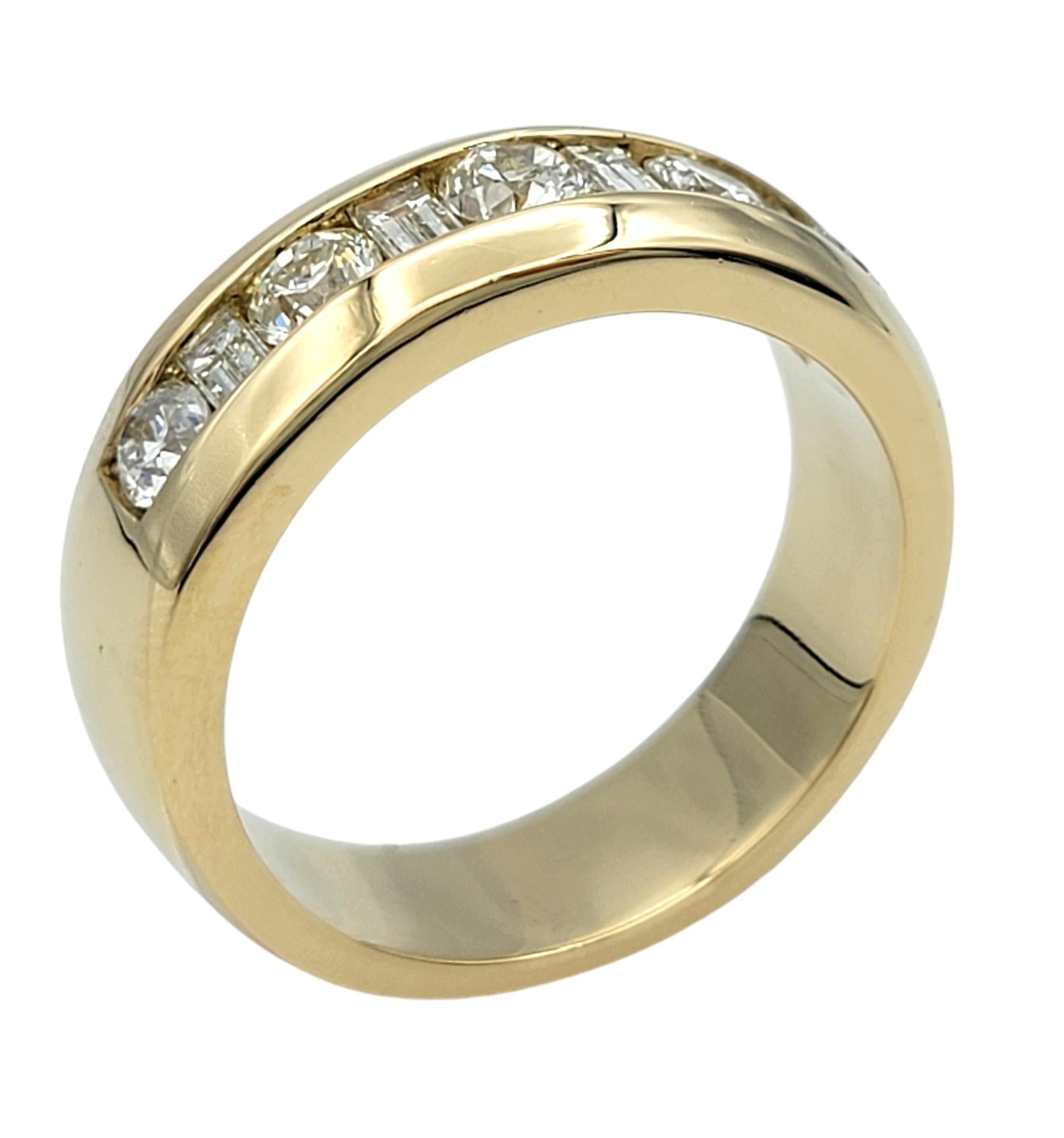 Taglio rotondo Anello a fascia con diamanti tondi e baguette incastonati a canali alternati in oro 14 carati in vendita