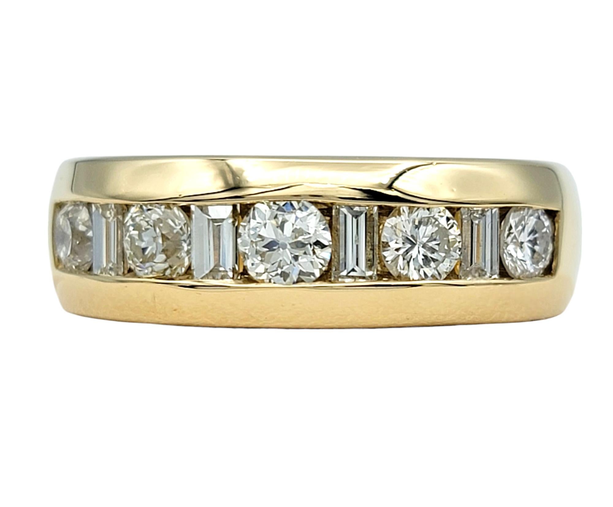 Anello a fascia con diamanti tondi e baguette incastonati a canali alternati in oro 14 carati In condizioni buone in vendita a Scottsdale, AZ