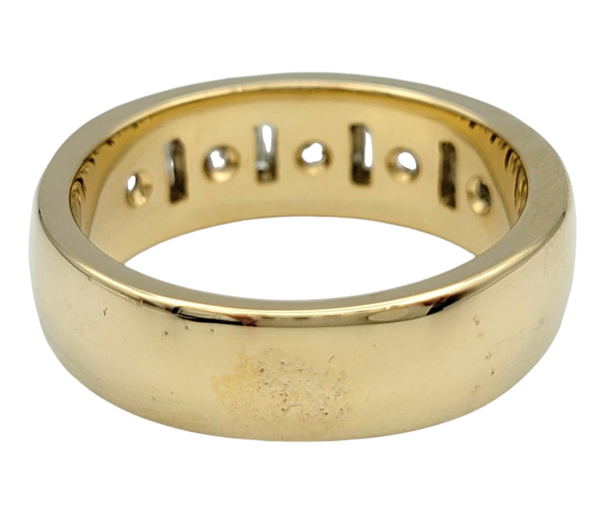 Anello a fascia con diamanti tondi e baguette incastonati a canali alternati in oro 14 carati in vendita 1