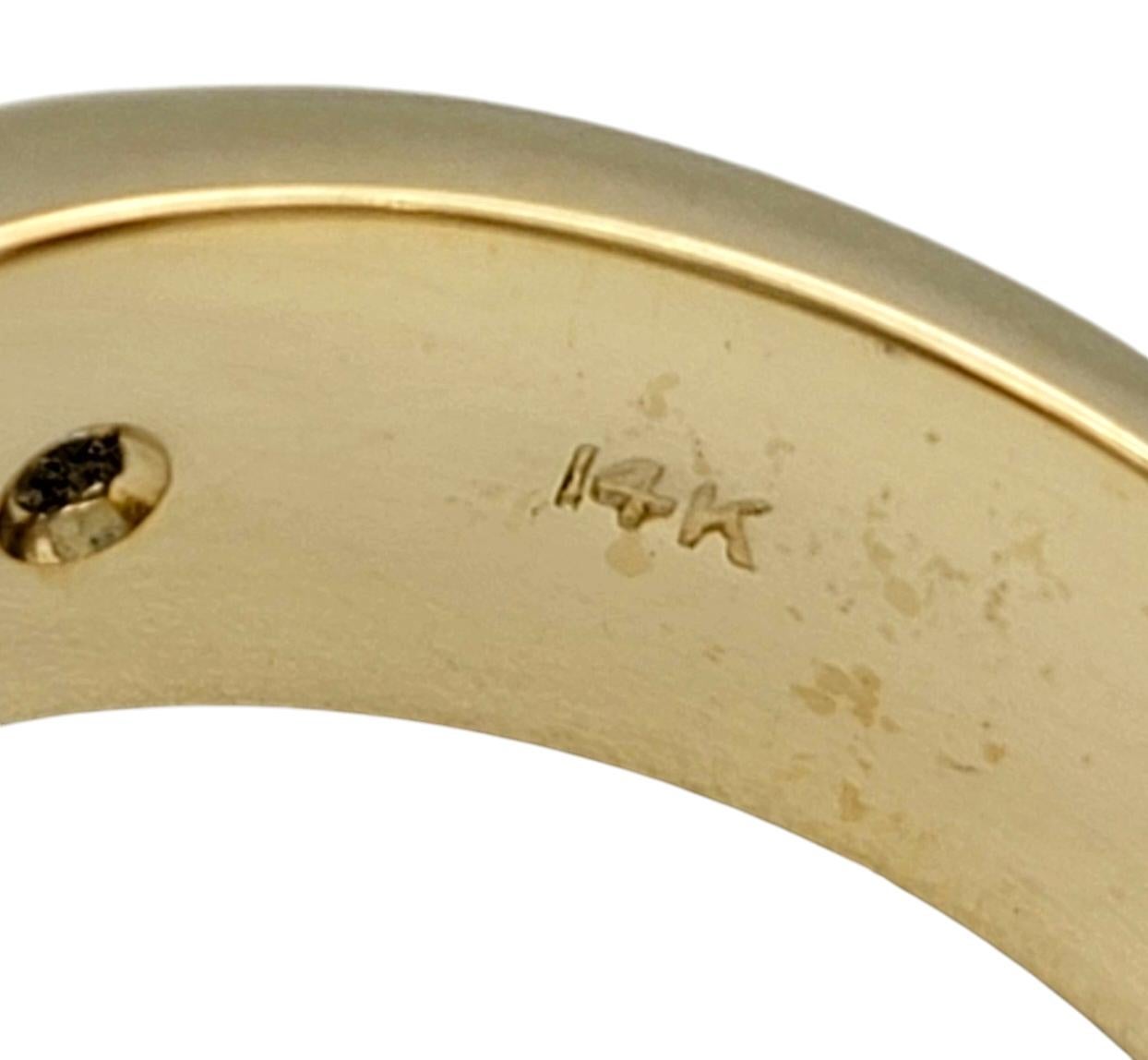 Anello a fascia con diamanti tondi e baguette incastonati a canali alternati in oro 14 carati in vendita 2