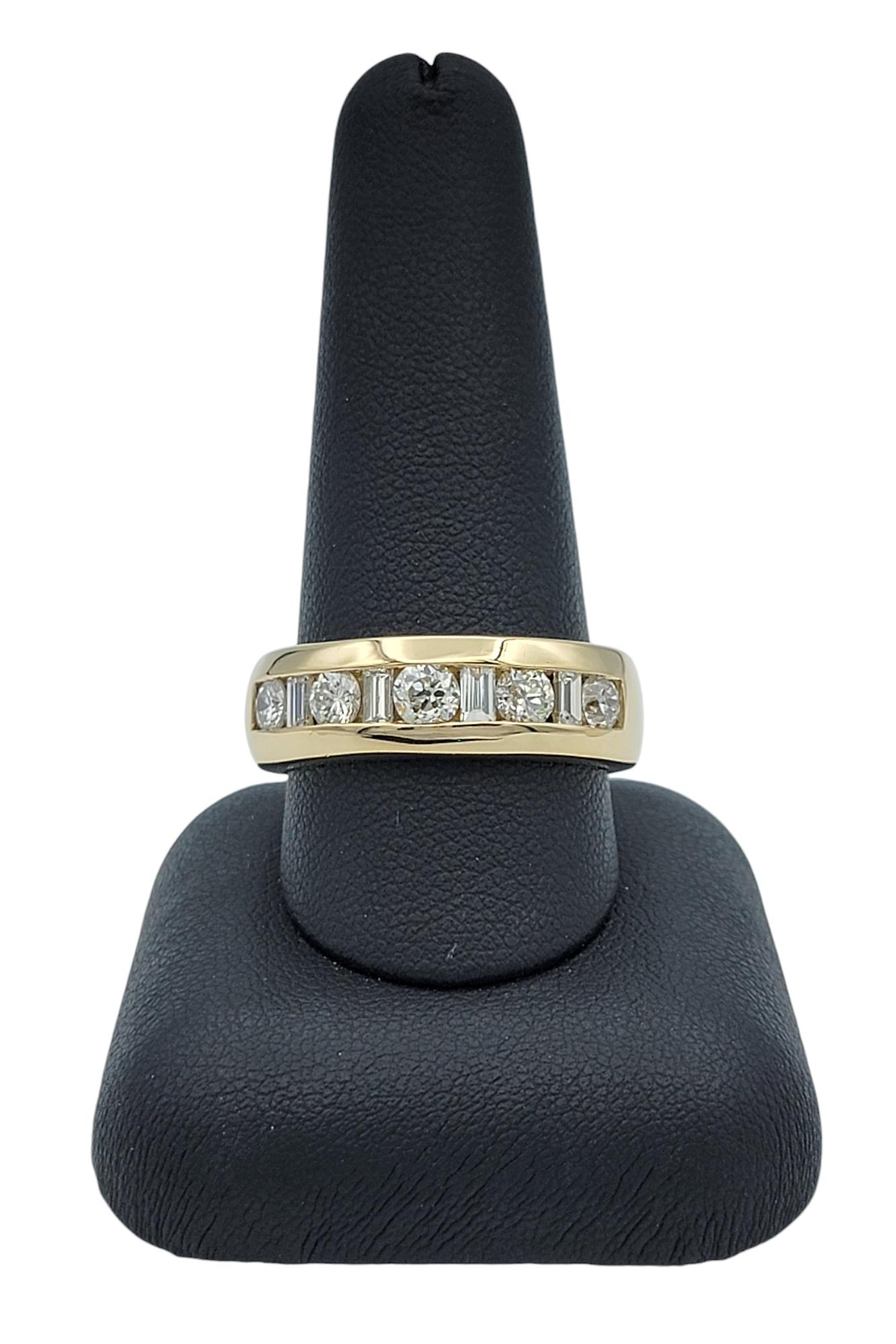 Anello a fascia con diamanti tondi e baguette incastonati a canali alternati in oro 14 carati in vendita 3
