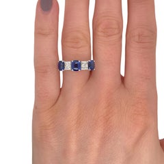 Anello con zaffiro e diamante a forma di cuscino alternati in oro bianco 18 carati