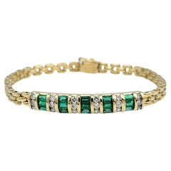 Pulsera de eslabones alternados de diamantes y esmeraldas en oro amarillo pulido de 14 quilates