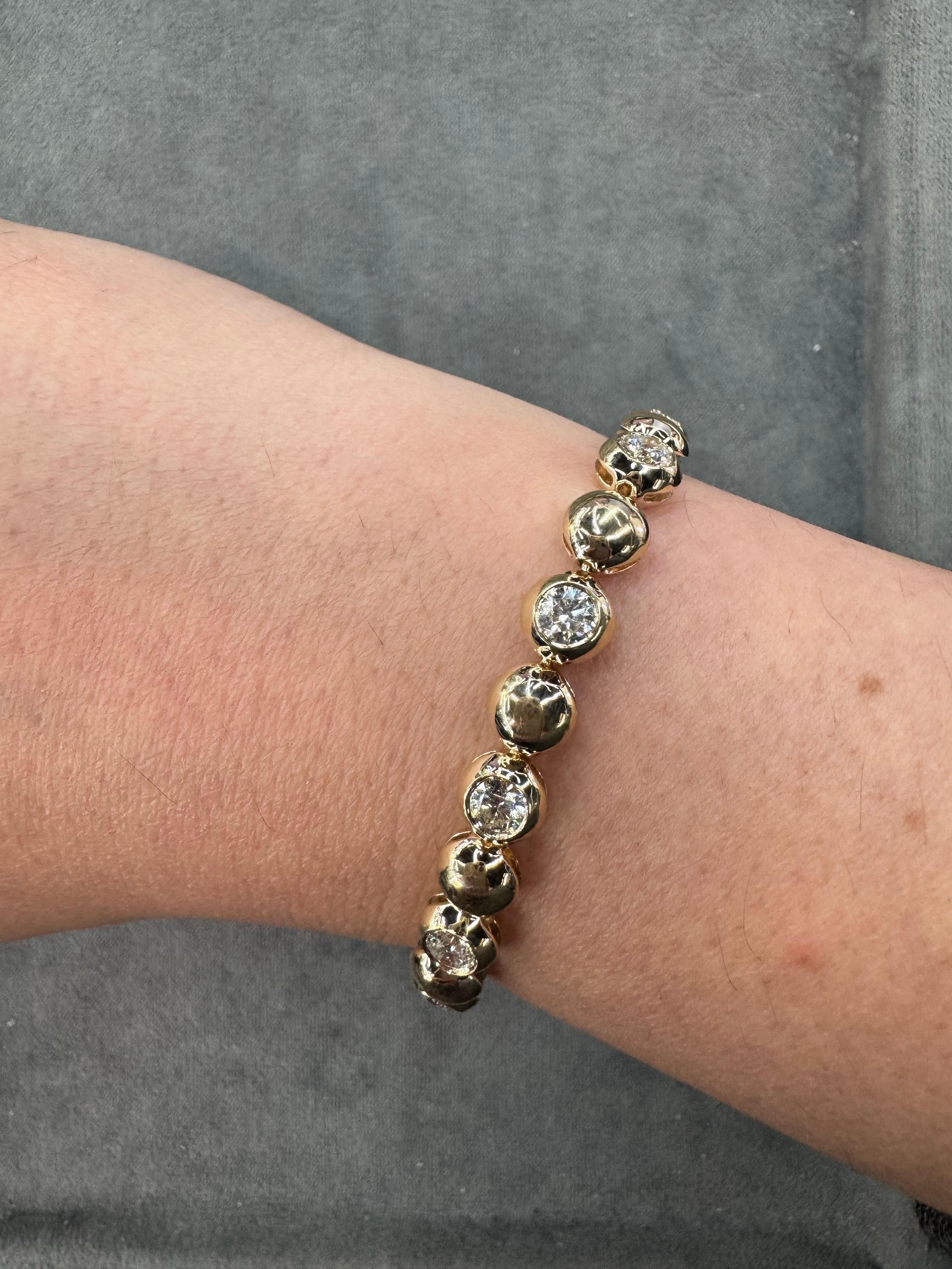 Round Cut Alternating Diamond Dome Tennis Bracelet 4.08 Carats 14 Karat Yellow Gold G VS2 For Sale