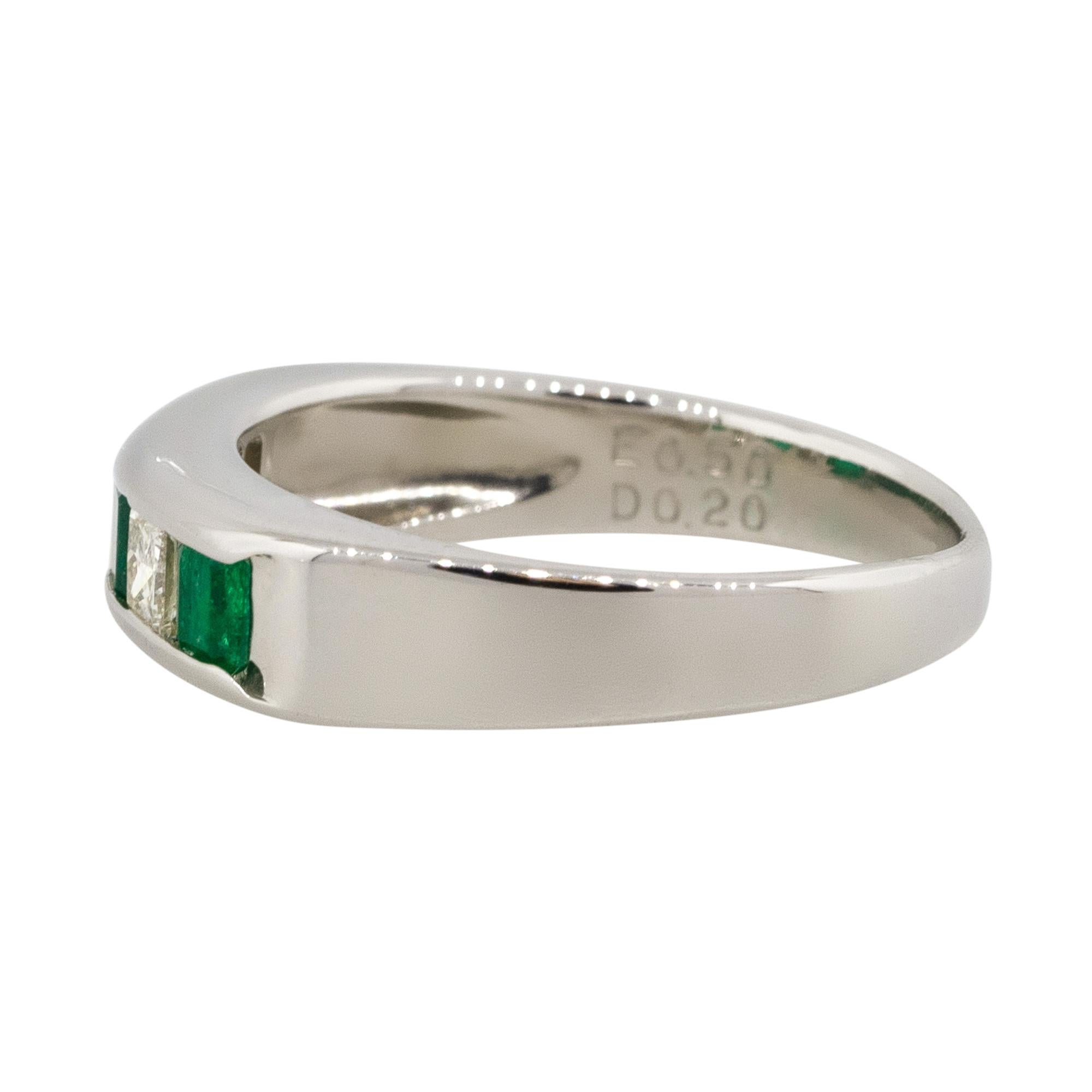 Fascia a cinque pietre alternate con diamanti e smeraldi - Platino in stock in vendita 3