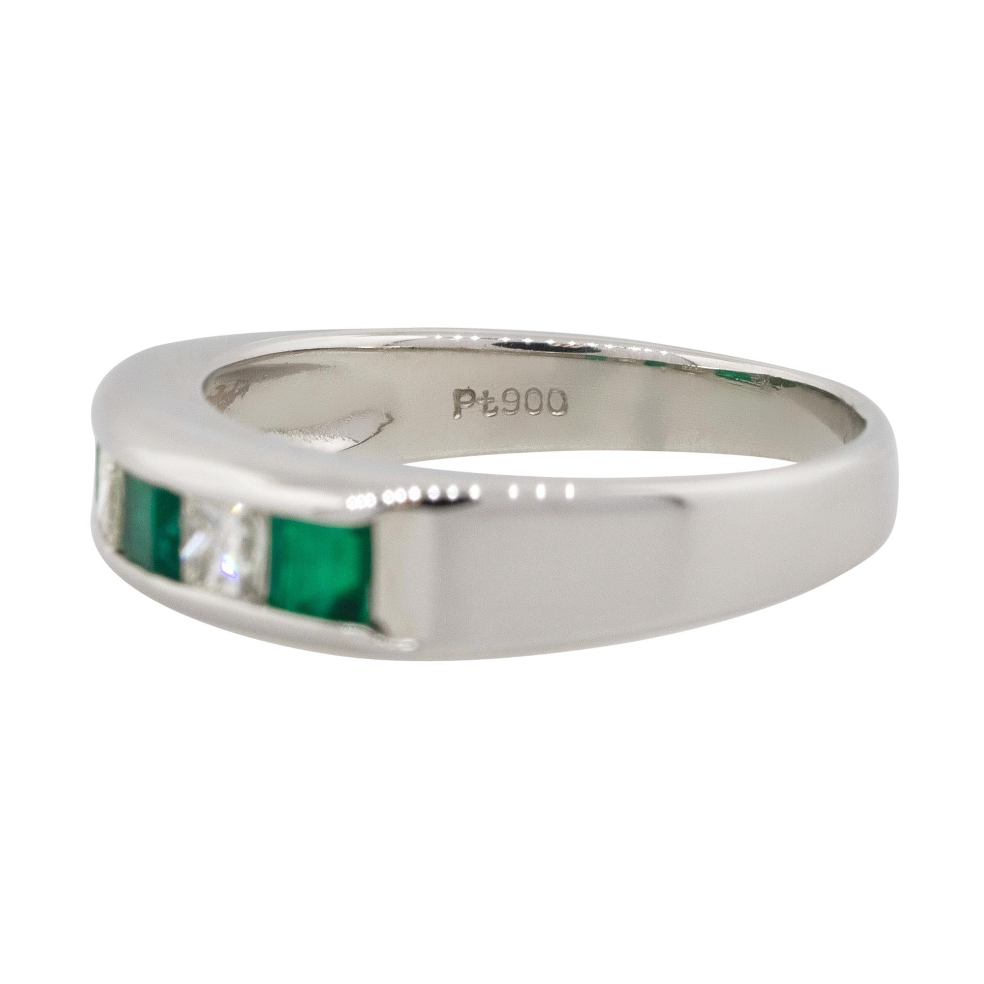 Fascia a cinque pietre alternate con diamanti e smeraldi - Platino in stock in vendita 4