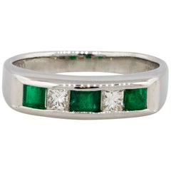 Alternando Diamante y Esmeralda Cinco Piedras Banda Platino en Stock