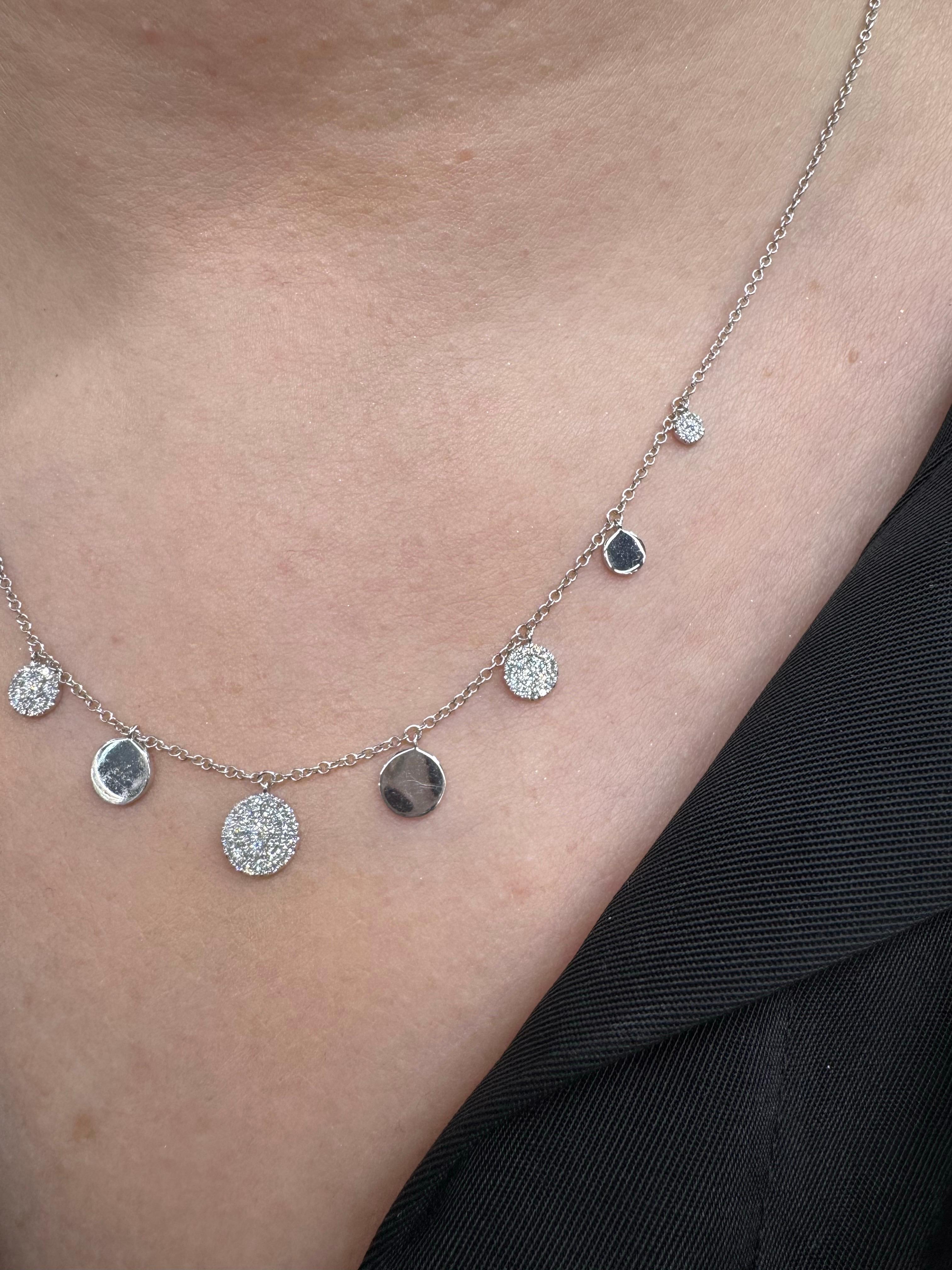 Collana graduata in oro bianco 14 carati con dischi alternati di diamanti e gocce lucidissime contenenti 91 diamanti per un peso di 0,27 carati. 
Può essere regolato a qualsiasi lunghezza. 
Disponibile in oro giallo o rosa. 