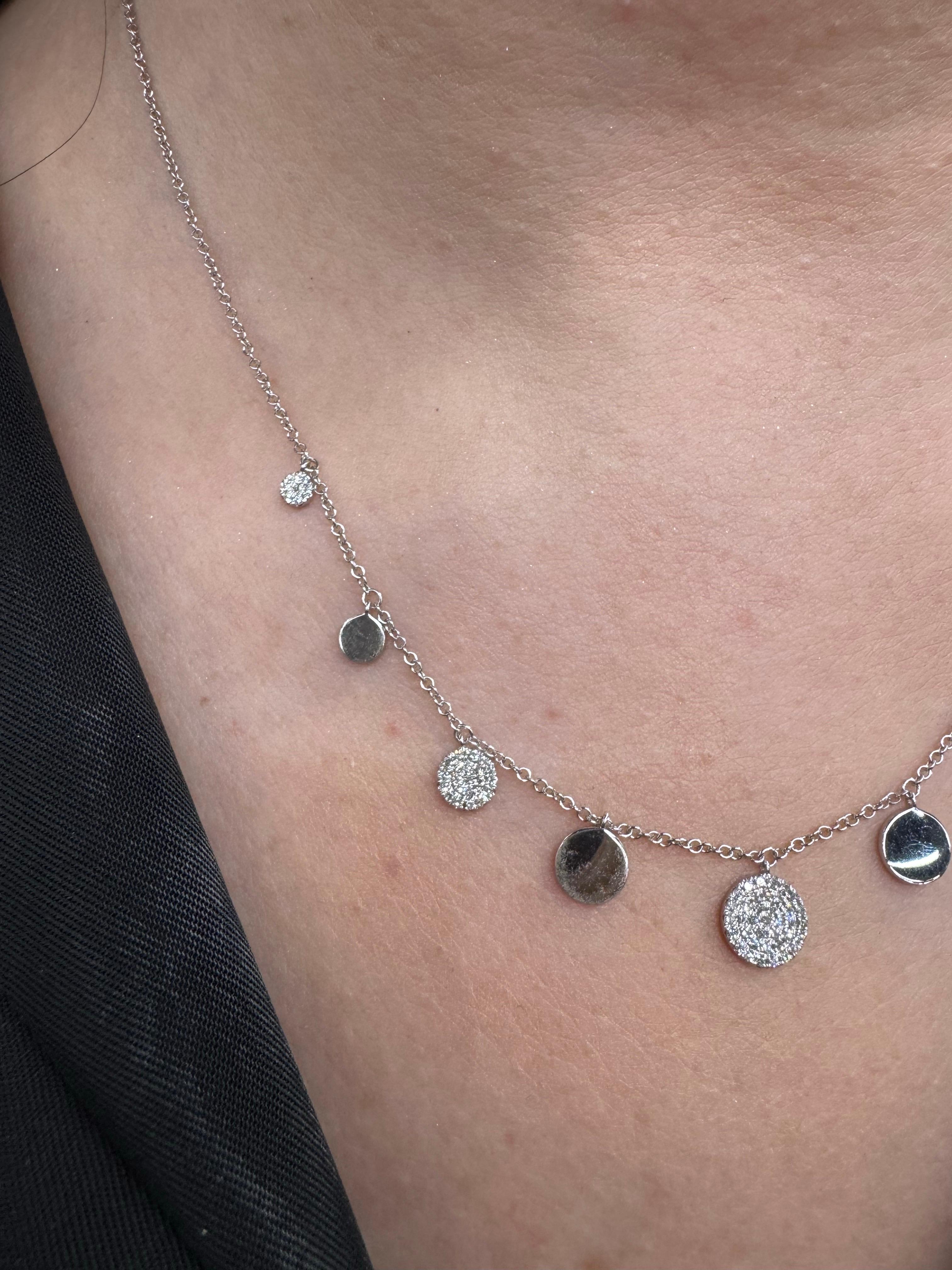 Contemporaneo Collana a disco con diamanti alternati e alta lucidatura 0,27 carati in oro 14KT in vendita