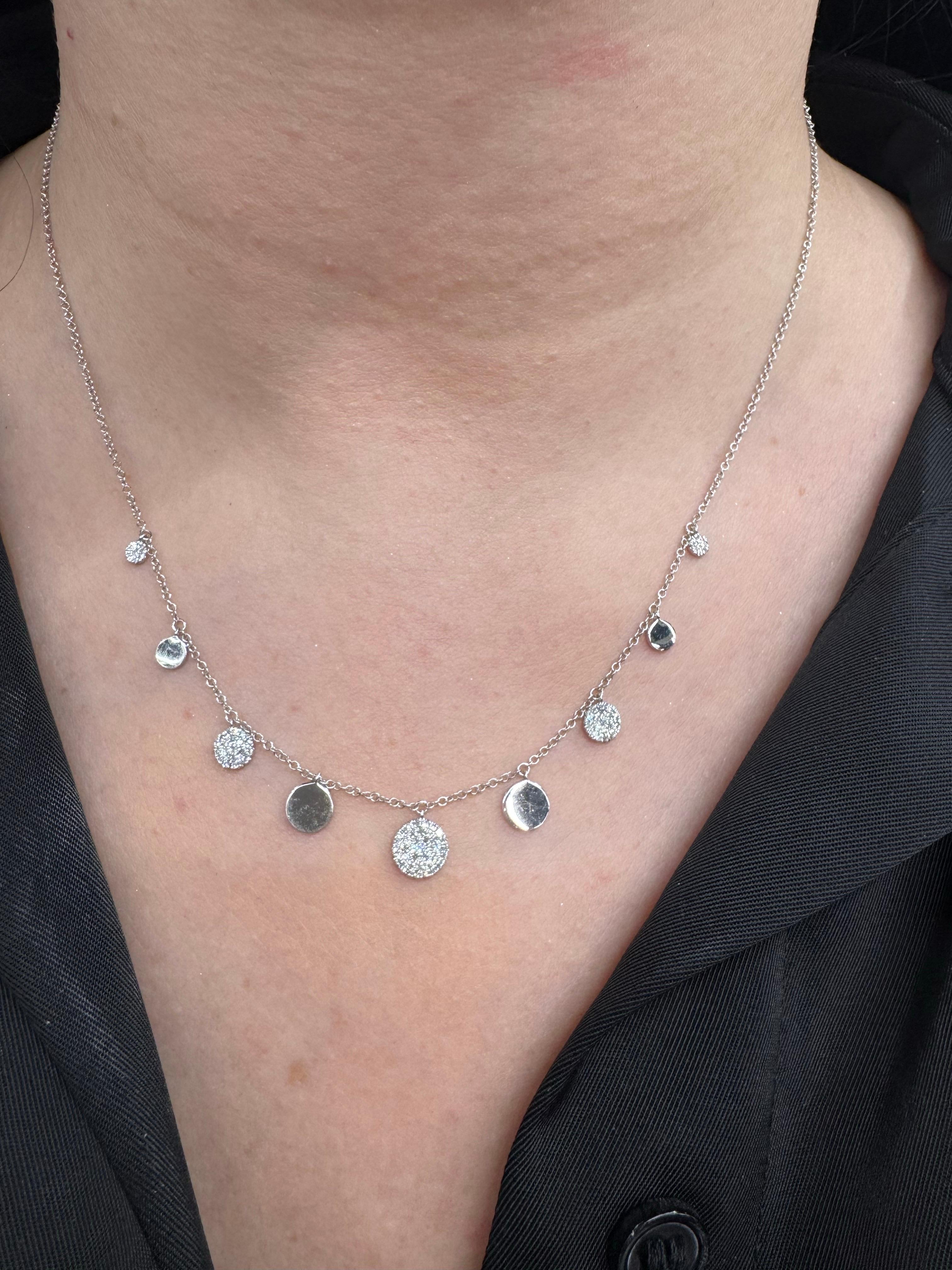 Taglio rotondo Collana a disco con diamanti alternati e alta lucidatura 0,27 carati in oro 14KT in vendita