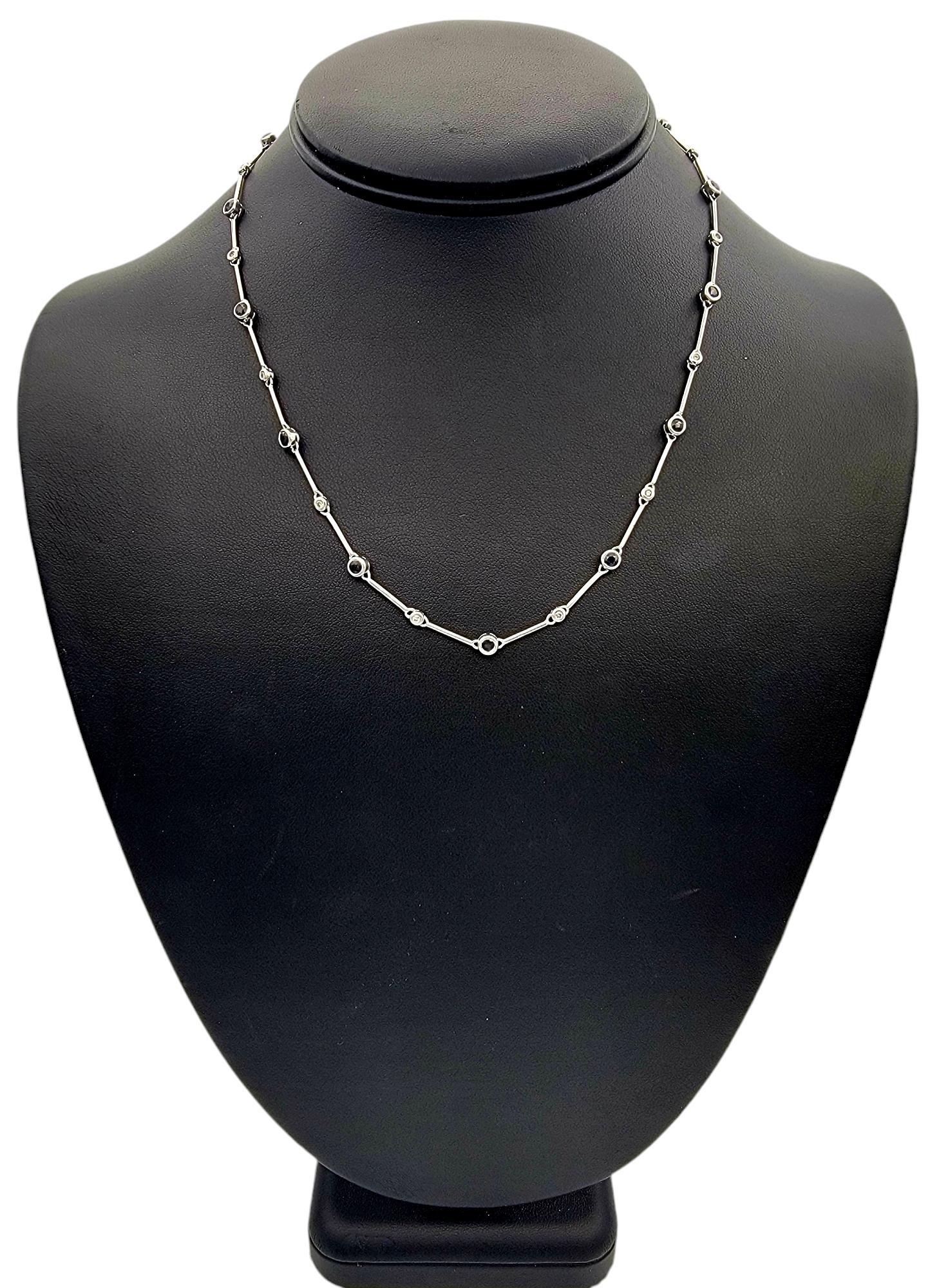 Collier en or blanc 14 carats à maillons alternés de diamants et de saphirs A Link en vente 4