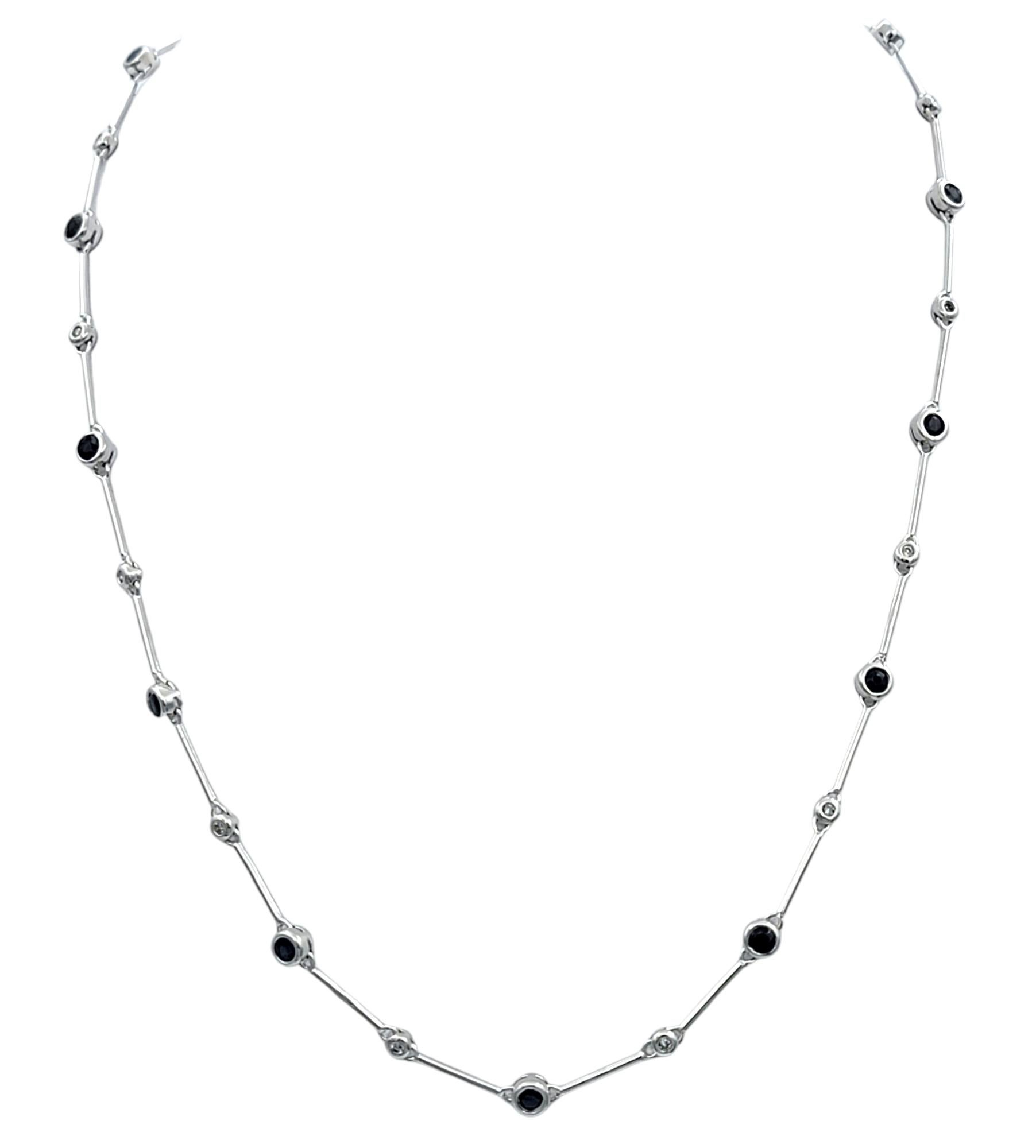 Laissez-vous séduire par l'allure de l'élégance moderne avec cet éblouissant collier à maillons en or blanc 14 carats. Cette pièce captivante présente un arrangement délicat de diamants et de saphirs bleus alternés, chacun serti à la perfection le