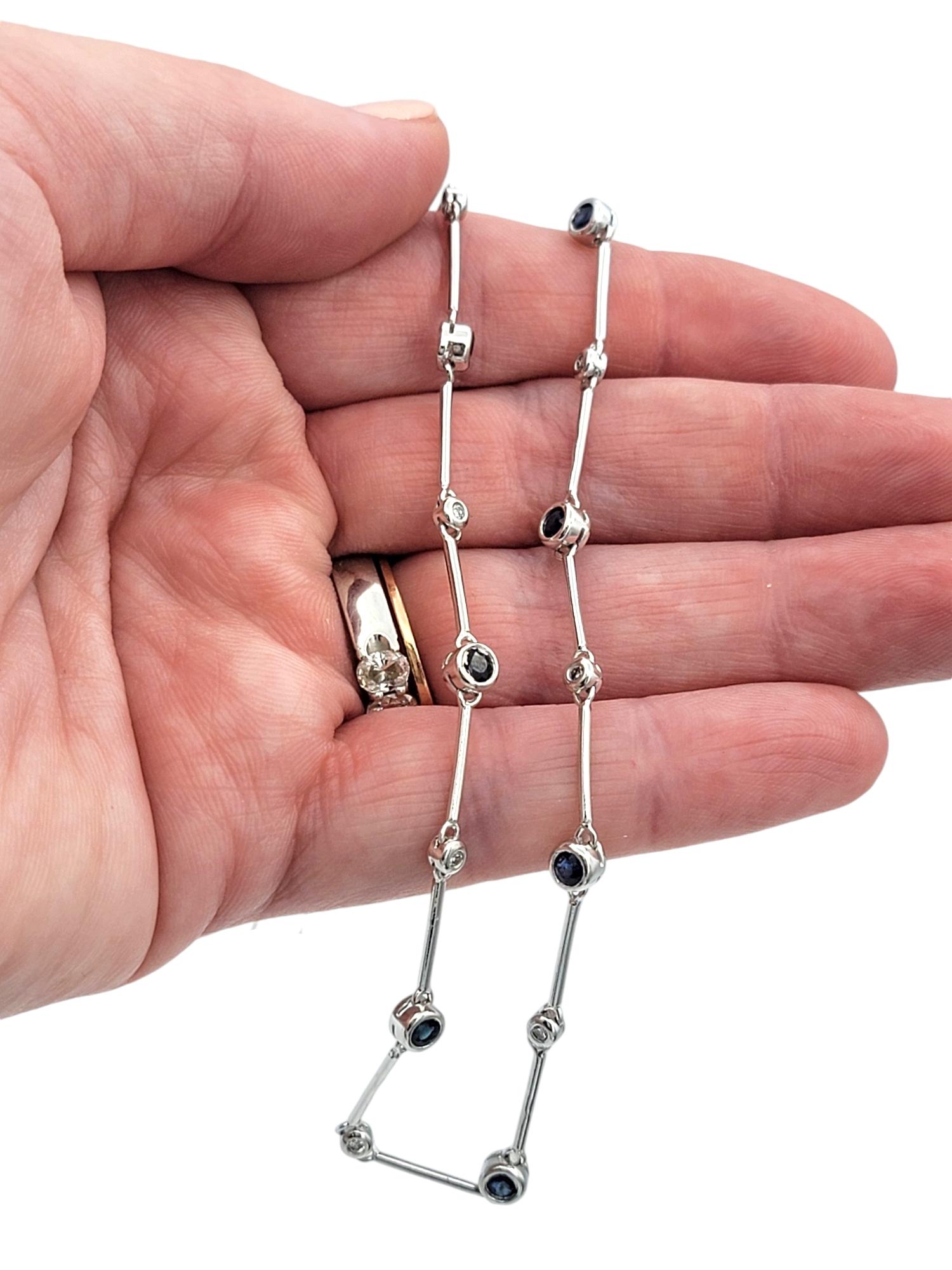 Collier en or blanc 14 carats à maillons alternés de diamants et de saphirs A Link en vente 3