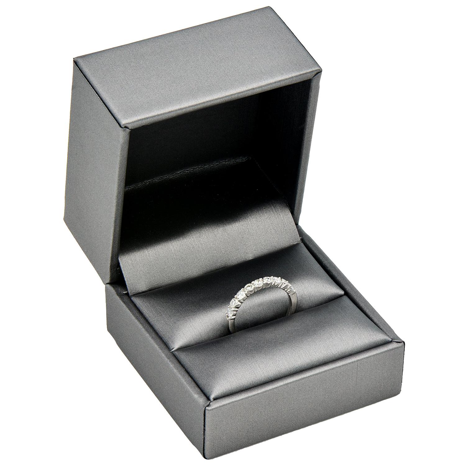 Contemporary Alternating Diamond Setting Ring For Sale