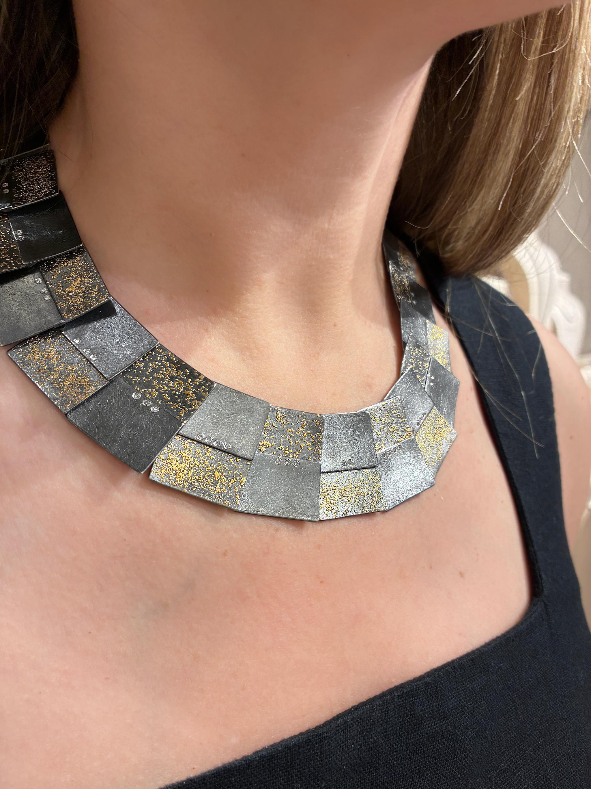 Die Halskette mit abwechselnden Diamantgliedern wurde in Deutschland von dem preisgekrönten Schmuckmacher Peter Schmid vom weltbekannten Atelier Zobel handgefertigt. Sie besteht aus 26 einzeln von Hand gefertigten Gliedern, von denen jedes mit