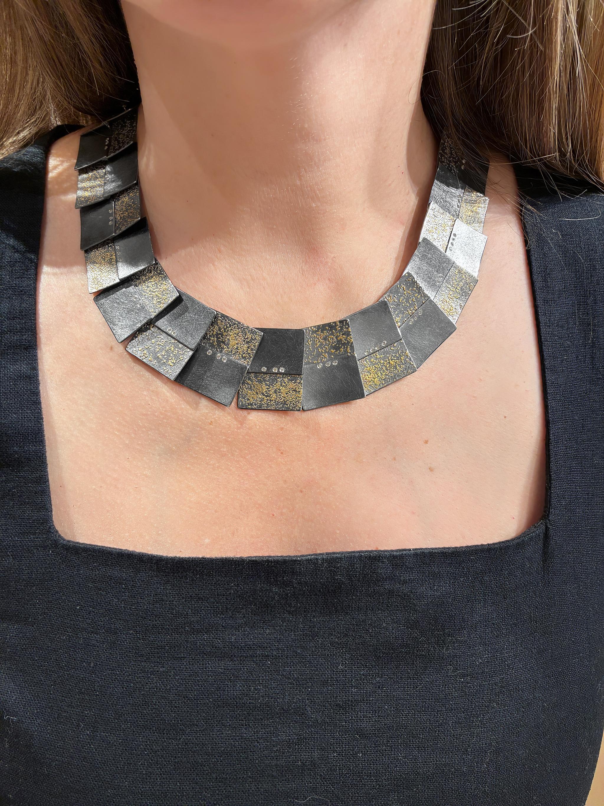 Gliederhalskette aus Gelbgold mit abwechselnd abwechselnden Diamanten und oxidiertem Silber, Atelier Zobel (Zeitgenössisch) im Angebot