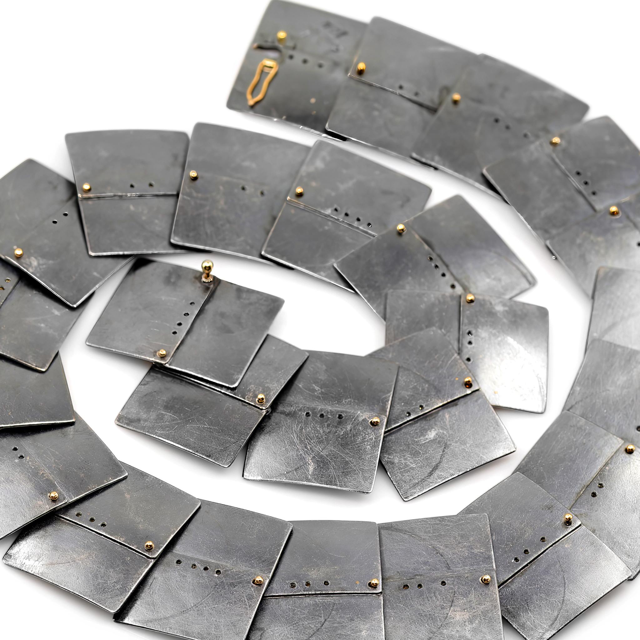Gliederhalskette aus Gelbgold mit abwechselnd abwechselnden Diamanten und oxidiertem Silber, Atelier Zobel Damen im Angebot