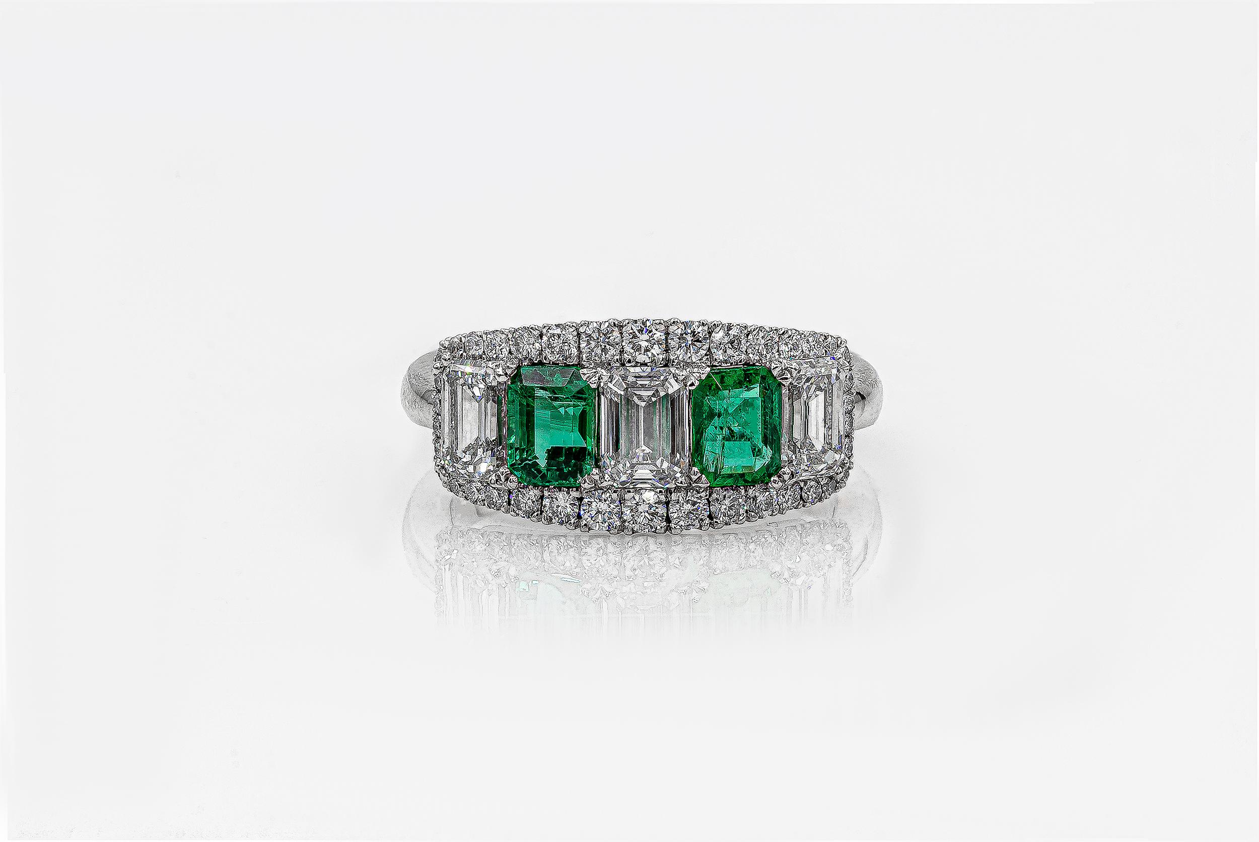 Bague à la mode à cinq pierres avec émeraude verte taille émeraude de 2,35 carats au total et diamants en vente 1