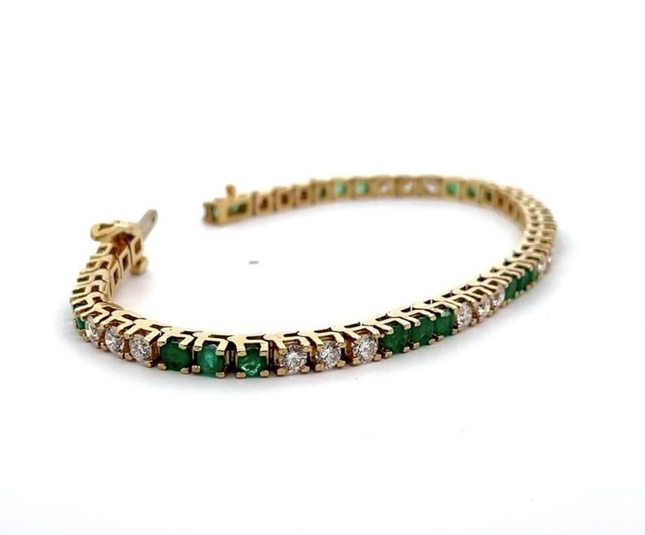 Bracelet tennis en or jaune 18 carats avec émeraudes et diamants en vente 2