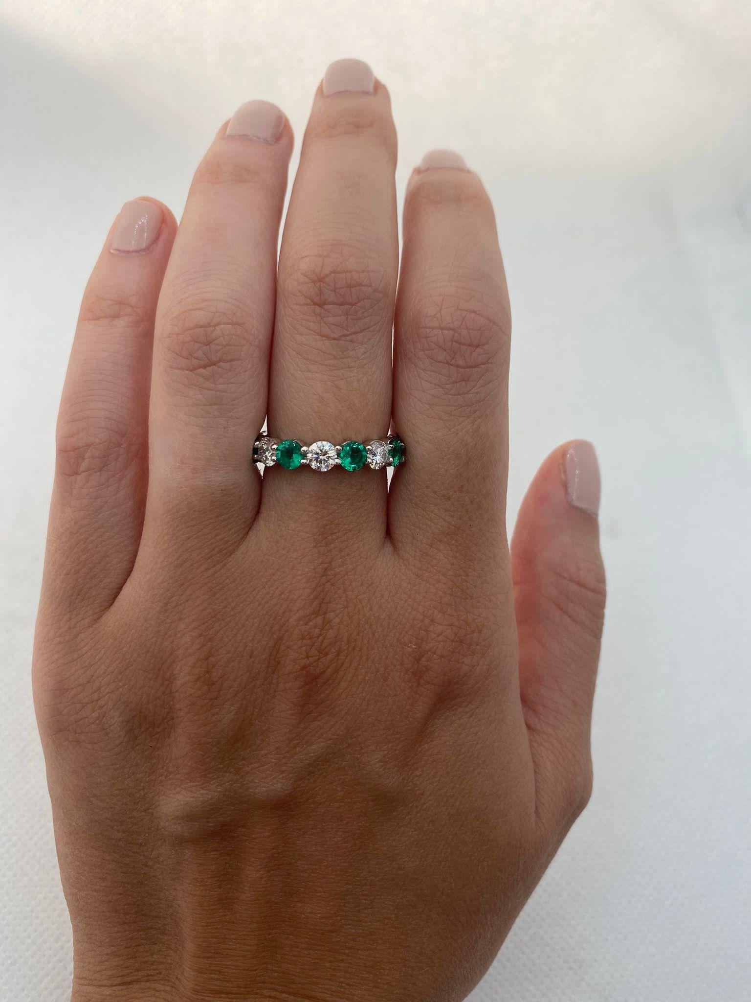 Alternating Emerald and Round Diamond Eternity Band Ring In New Condition For Sale In New York, NY